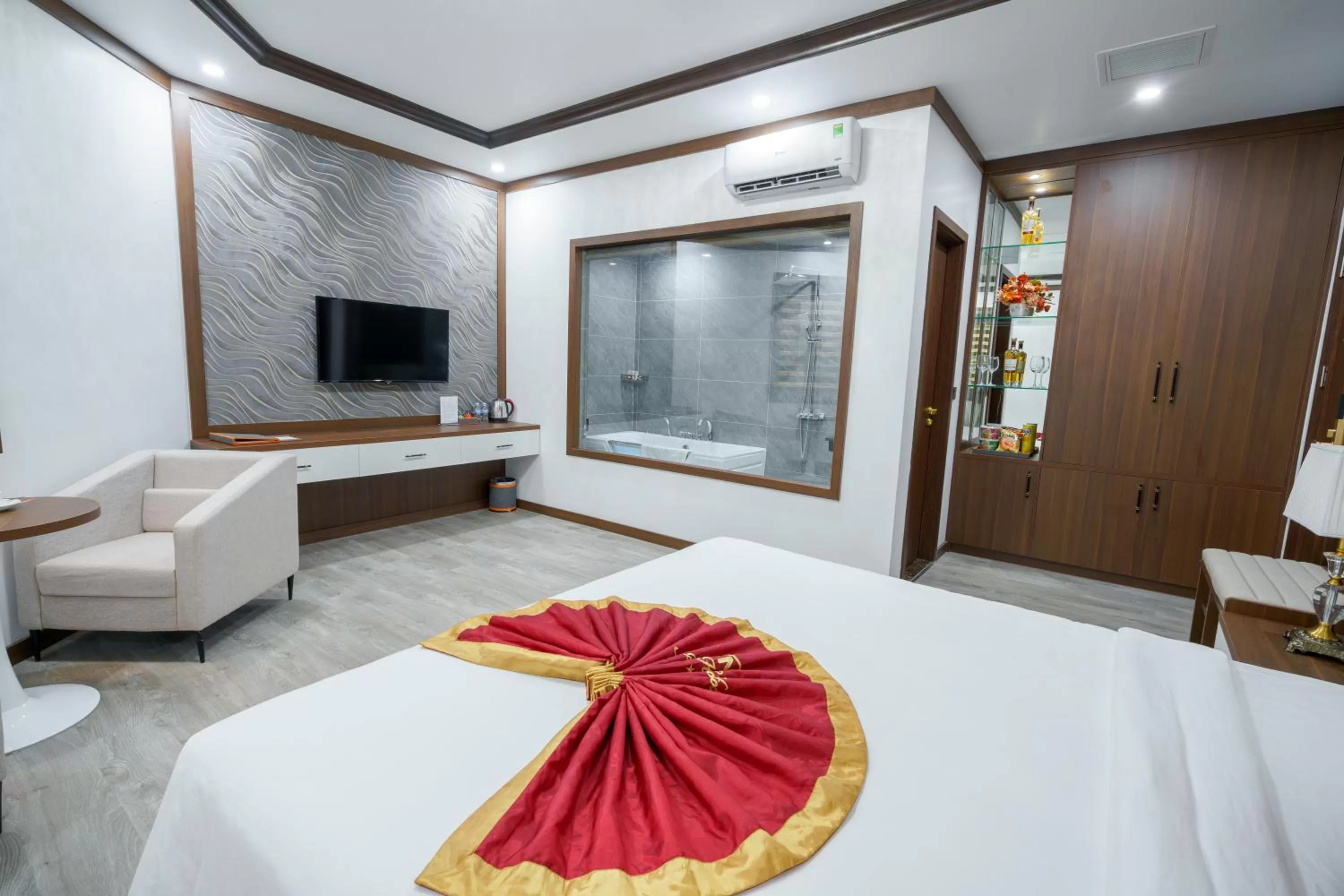 Communal lounge/ TV room, Bed in Sunland Halong Hotel and Restaurant