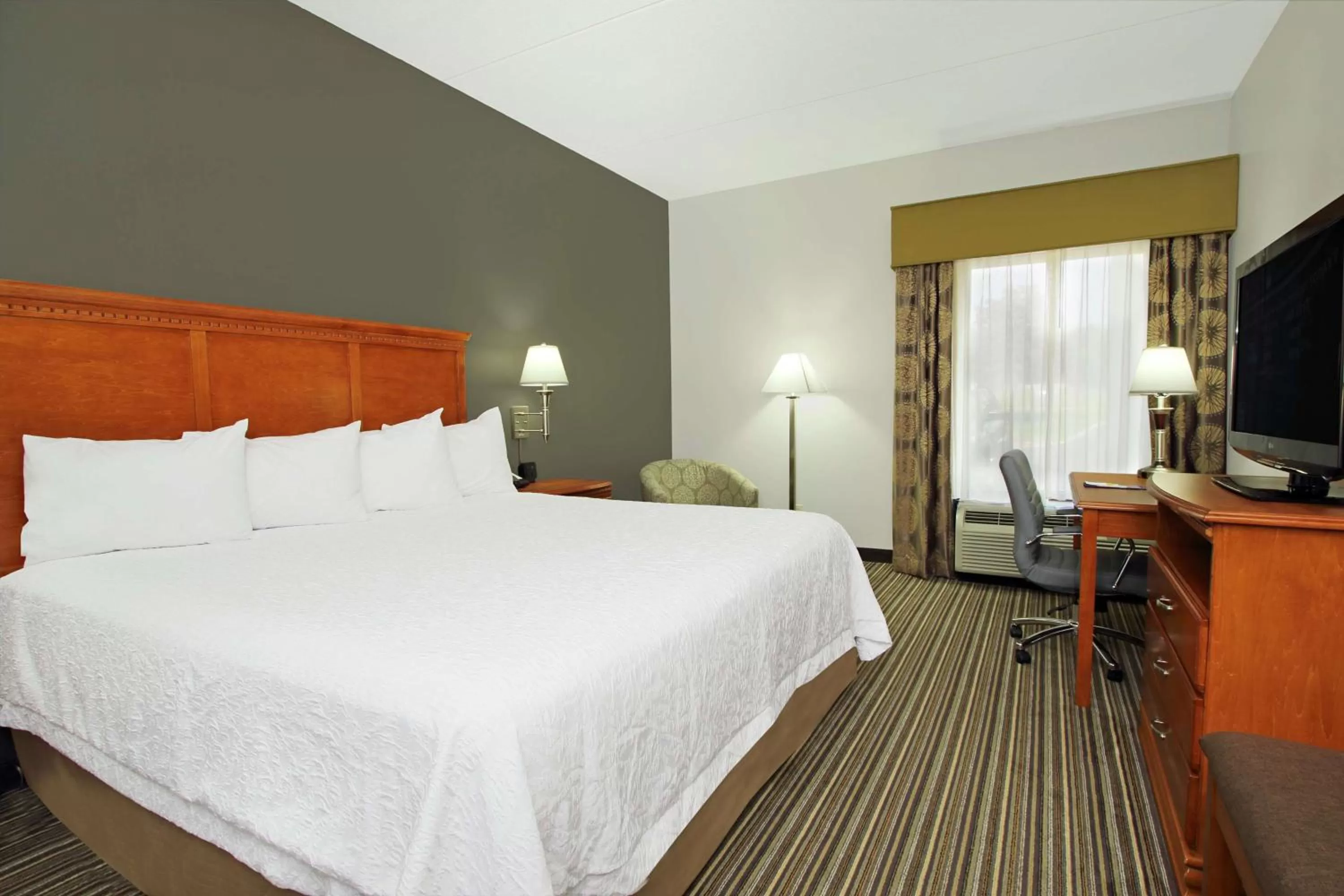 Bedroom, Bed in Hampton Inn Ashtabula