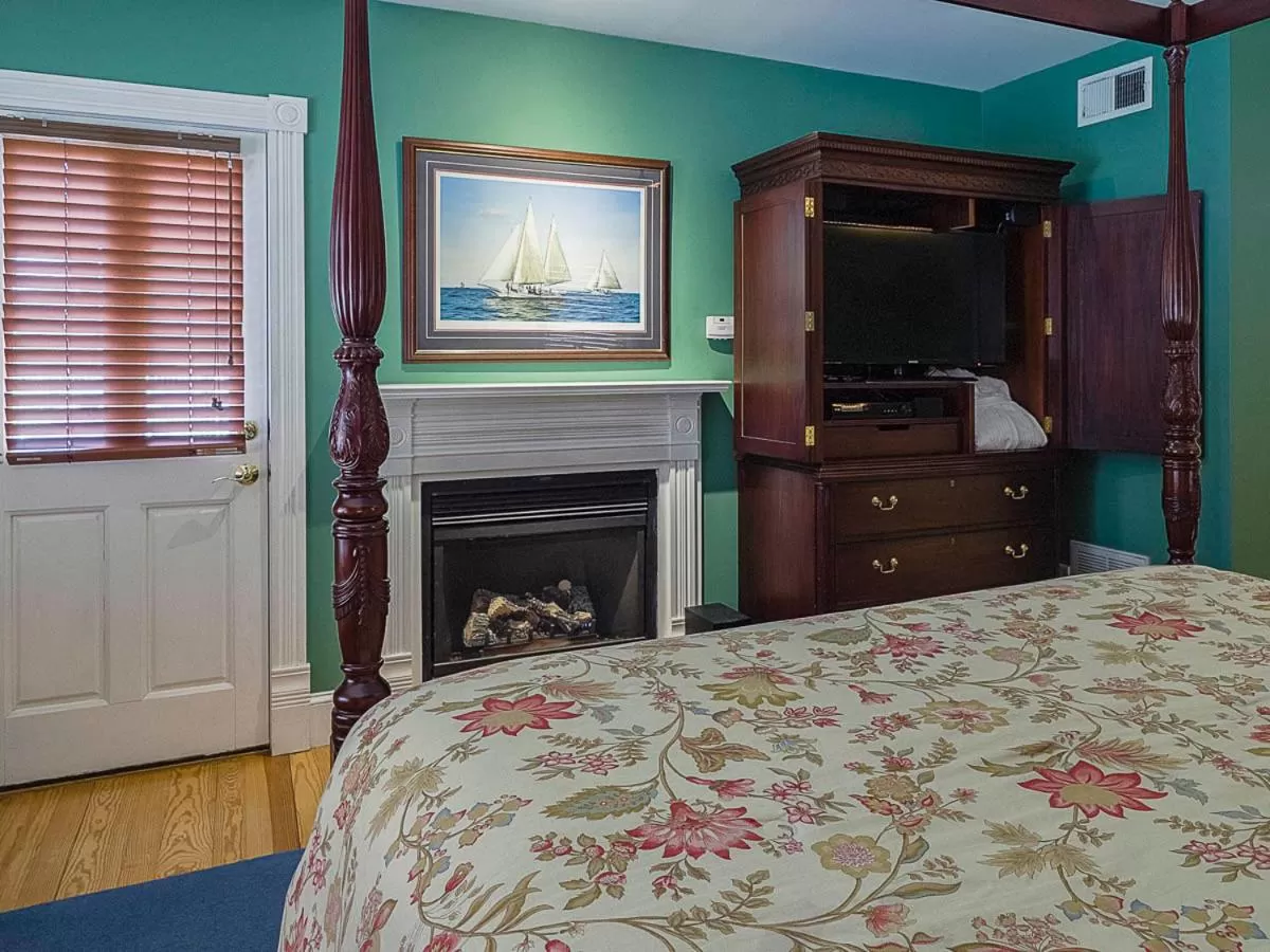 TV/Entertainment Center in George Brooks House B&B