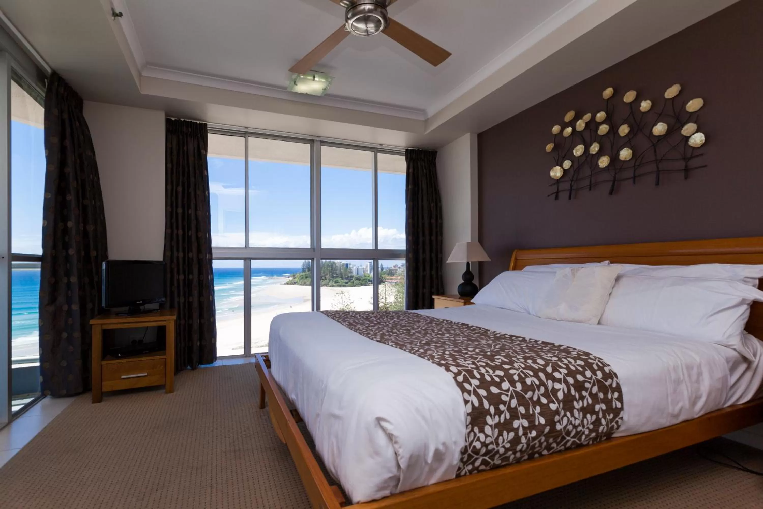 Photo of the whole room, Bed in ULTIQA Points North