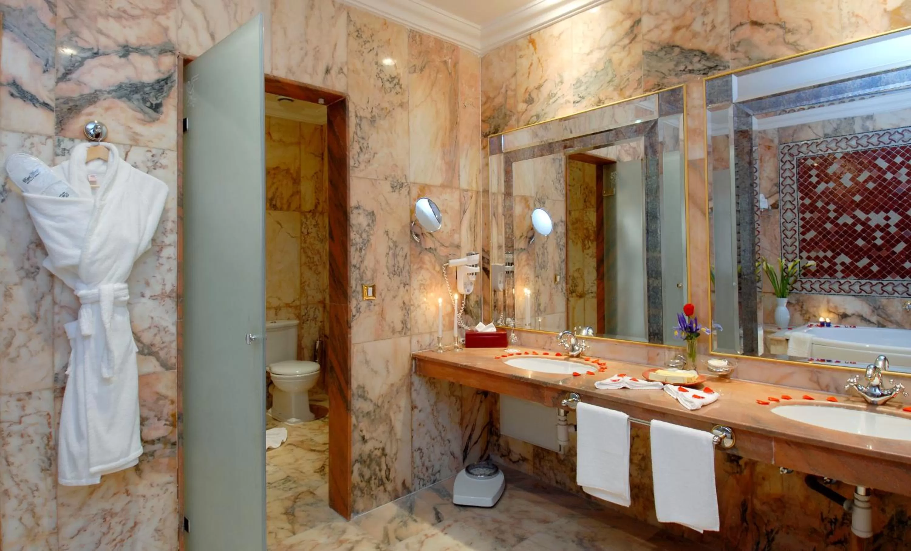 Shower in Royal Mirage Deluxe