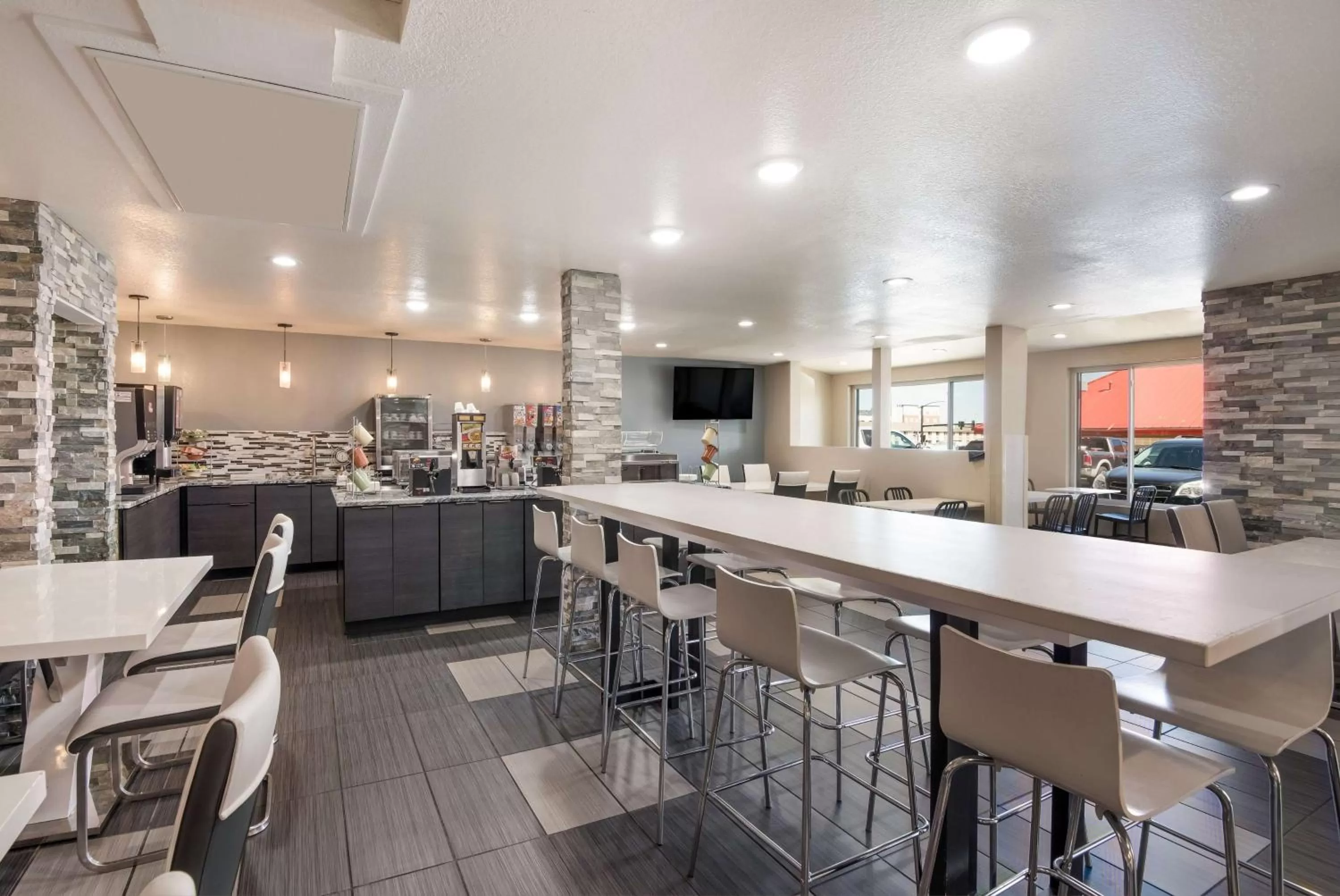 Restaurant/places to eat in SureStay Plus Hotel by Best Western Coralville Iowa City