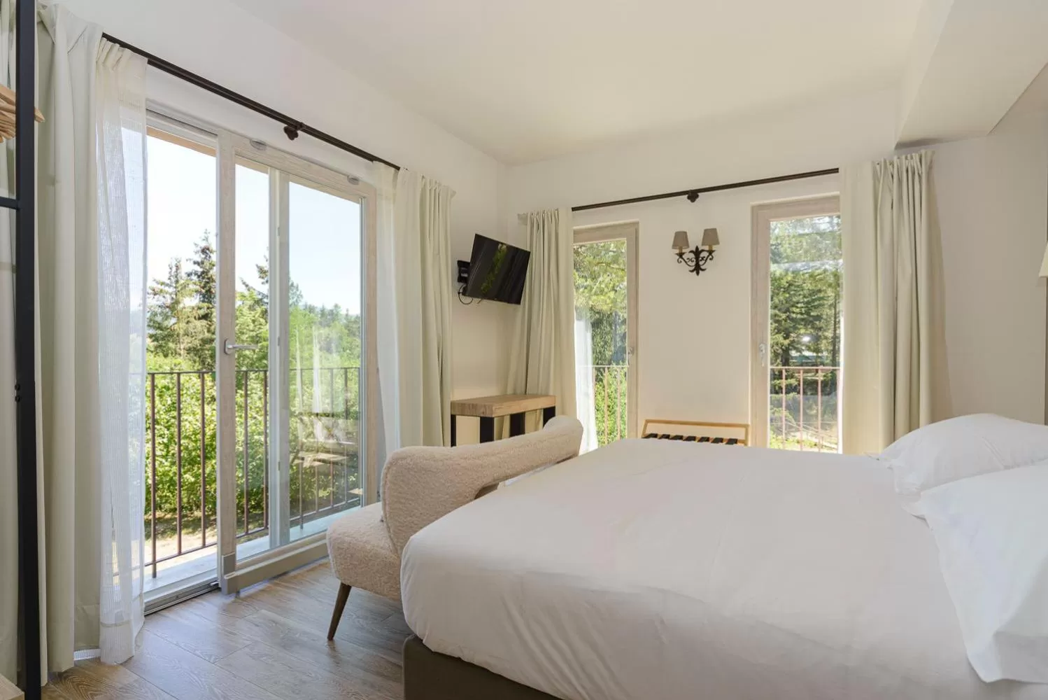 Photo of the whole room, Bed in Relais Chalons d’Orange