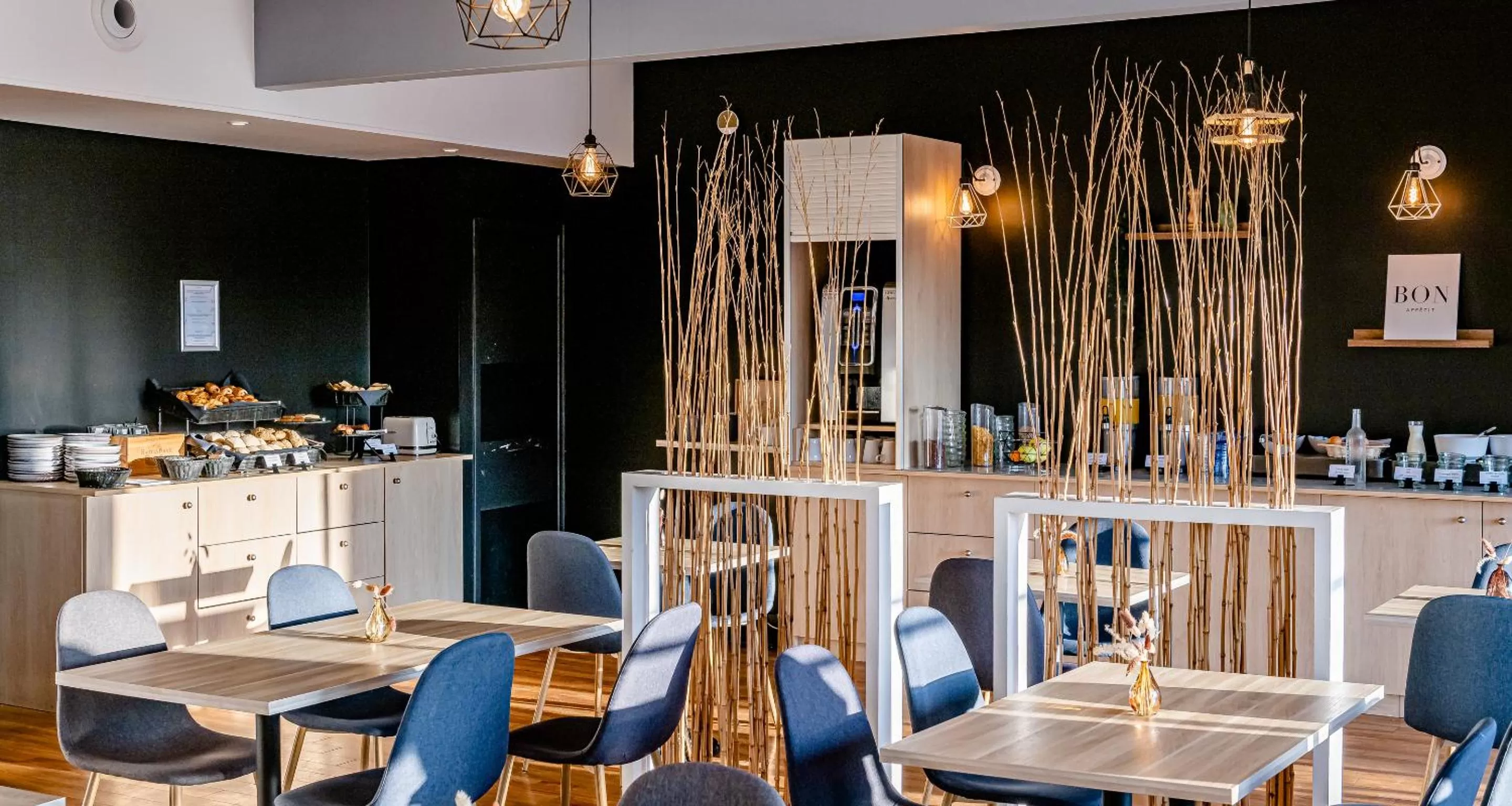 Restaurant/places to eat in Sure Hotel by Best Western Bordeaux Lac