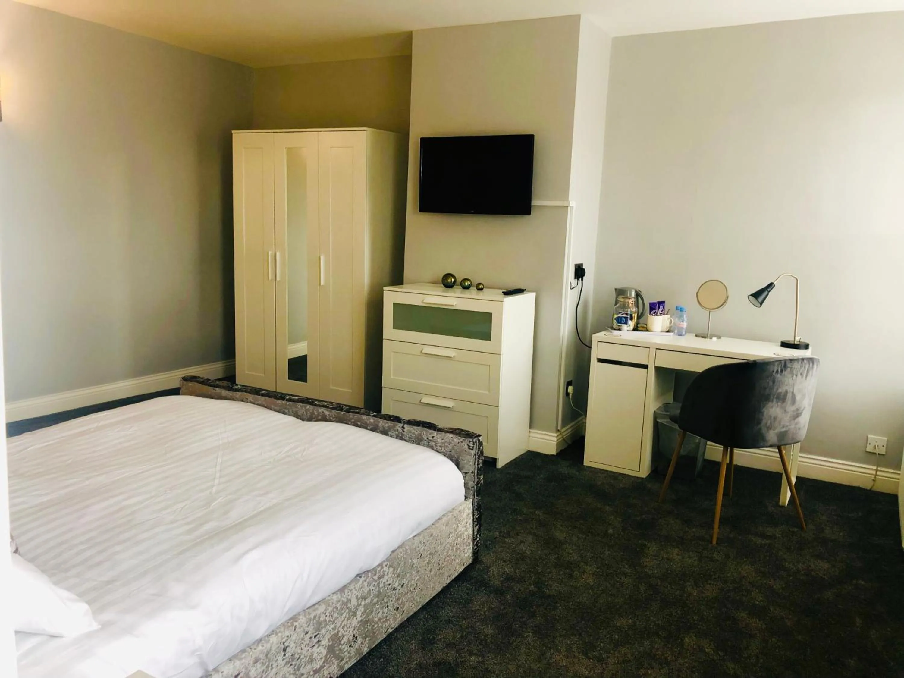 Bedroom, Bed in Hardwick Arms Hotel