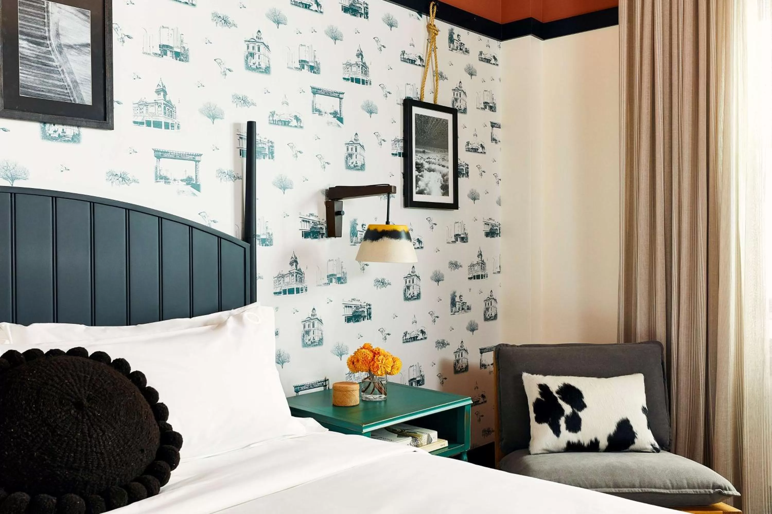 Photo of the whole room, Bed in El Capitan Hotel