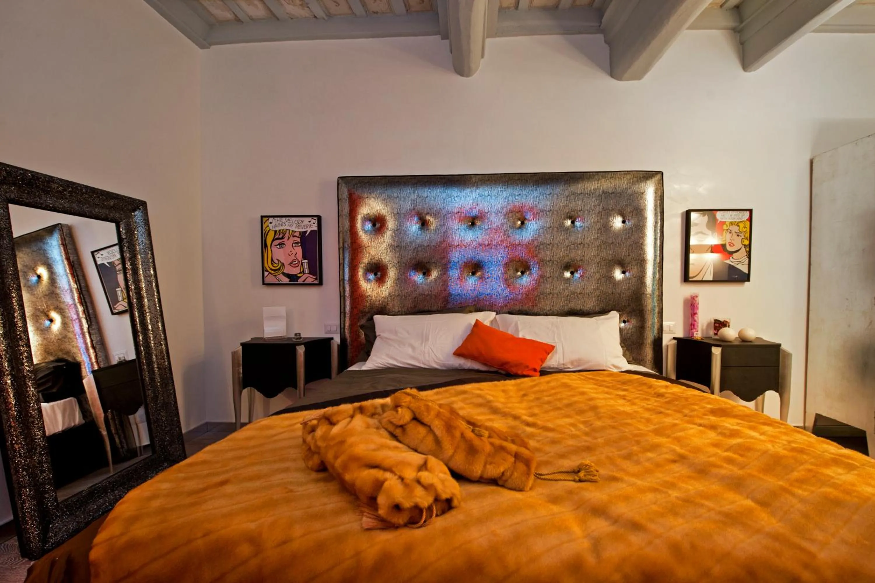 Photo of the whole room, Bed in Pantheon Relais