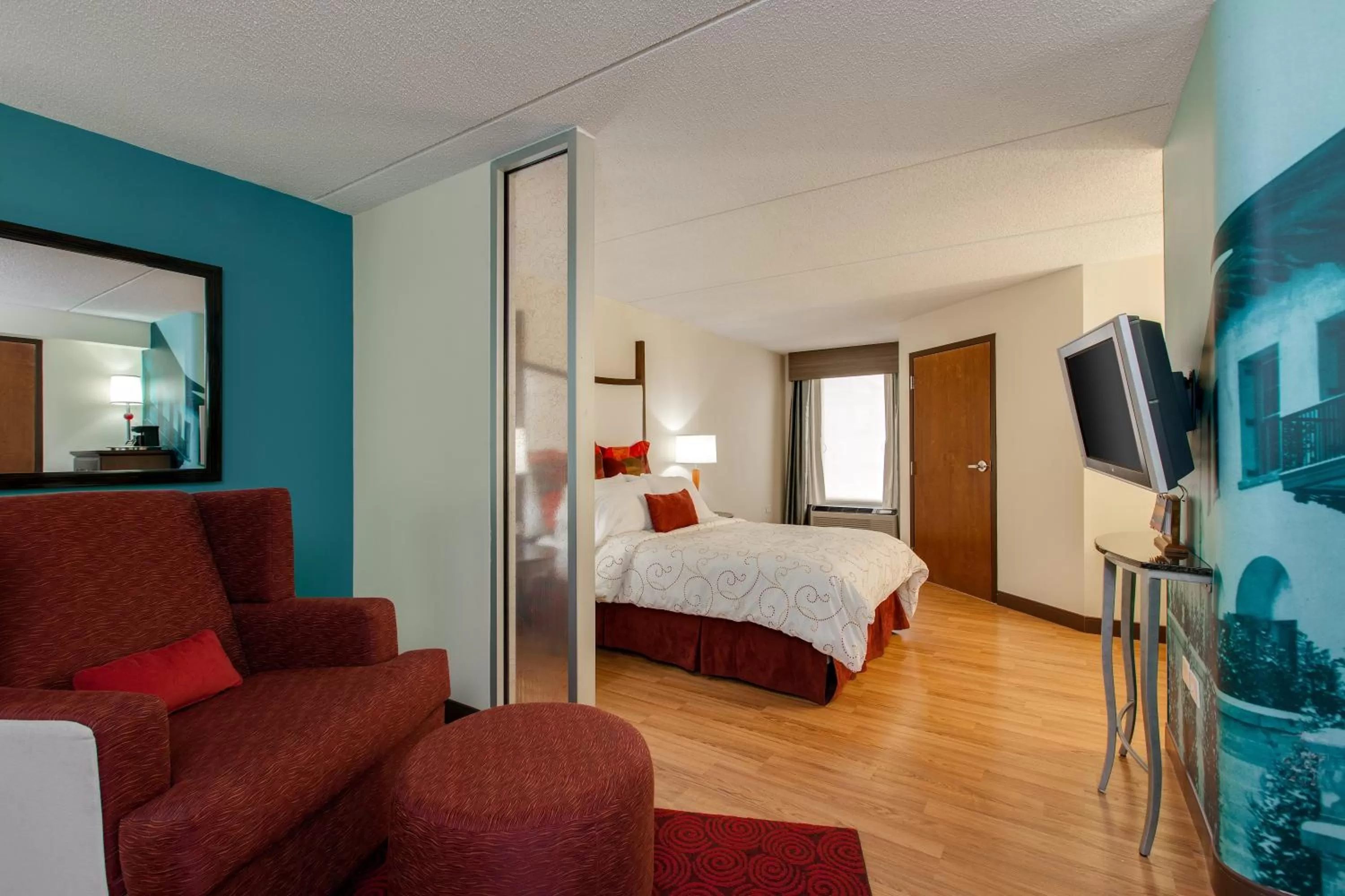 Photo of the whole room, Bed in Hotel Indigo Chicago - Vernon Hills by IHG