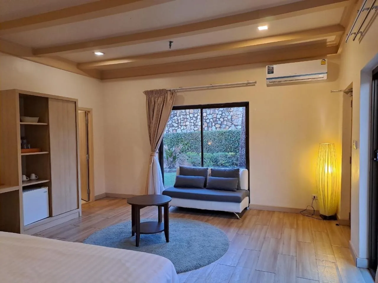 Living room, Bed in PM Lake Mabprachan Pattaya