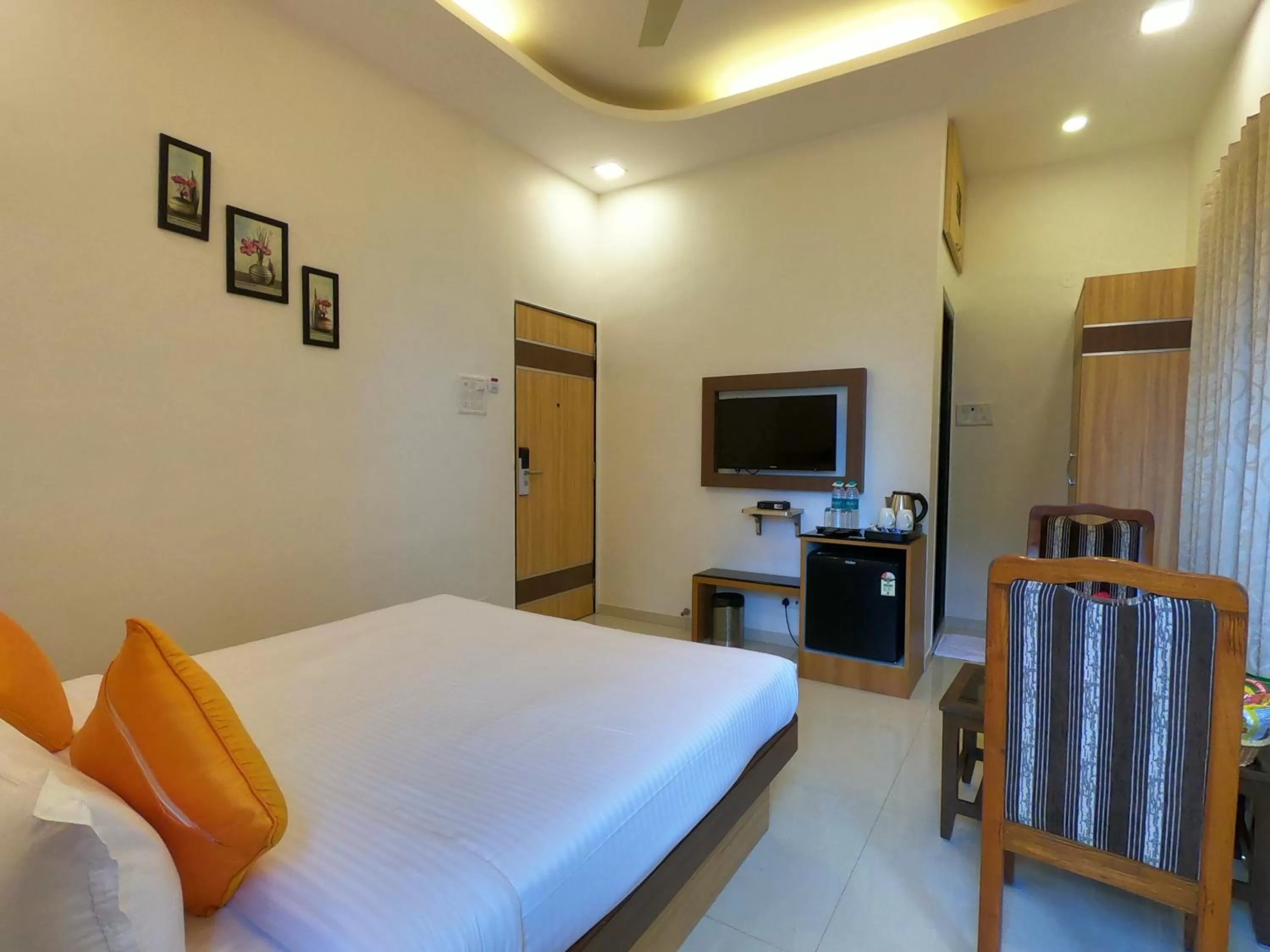 Communal lounge/ TV room, Bed in Jivanta Mahabaleshwar