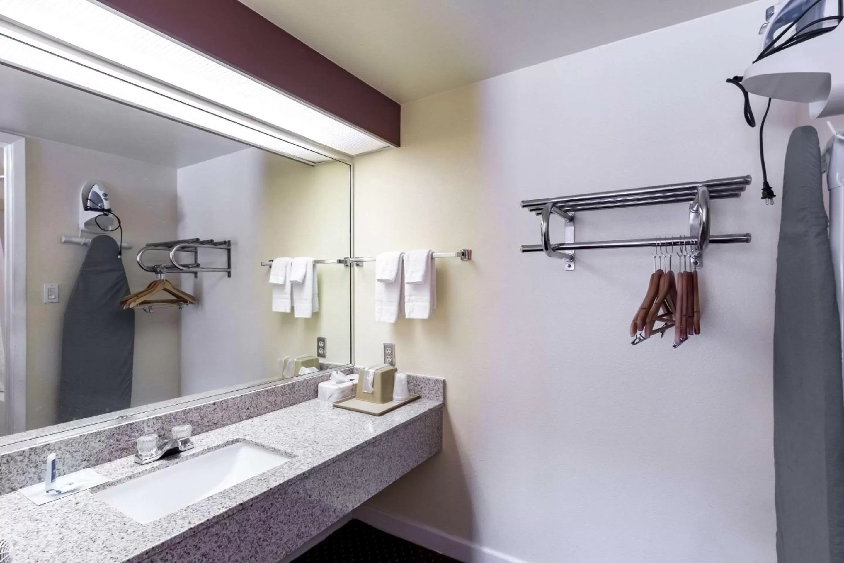 Bathroom in HillView Inn at Six Flags Fiesta