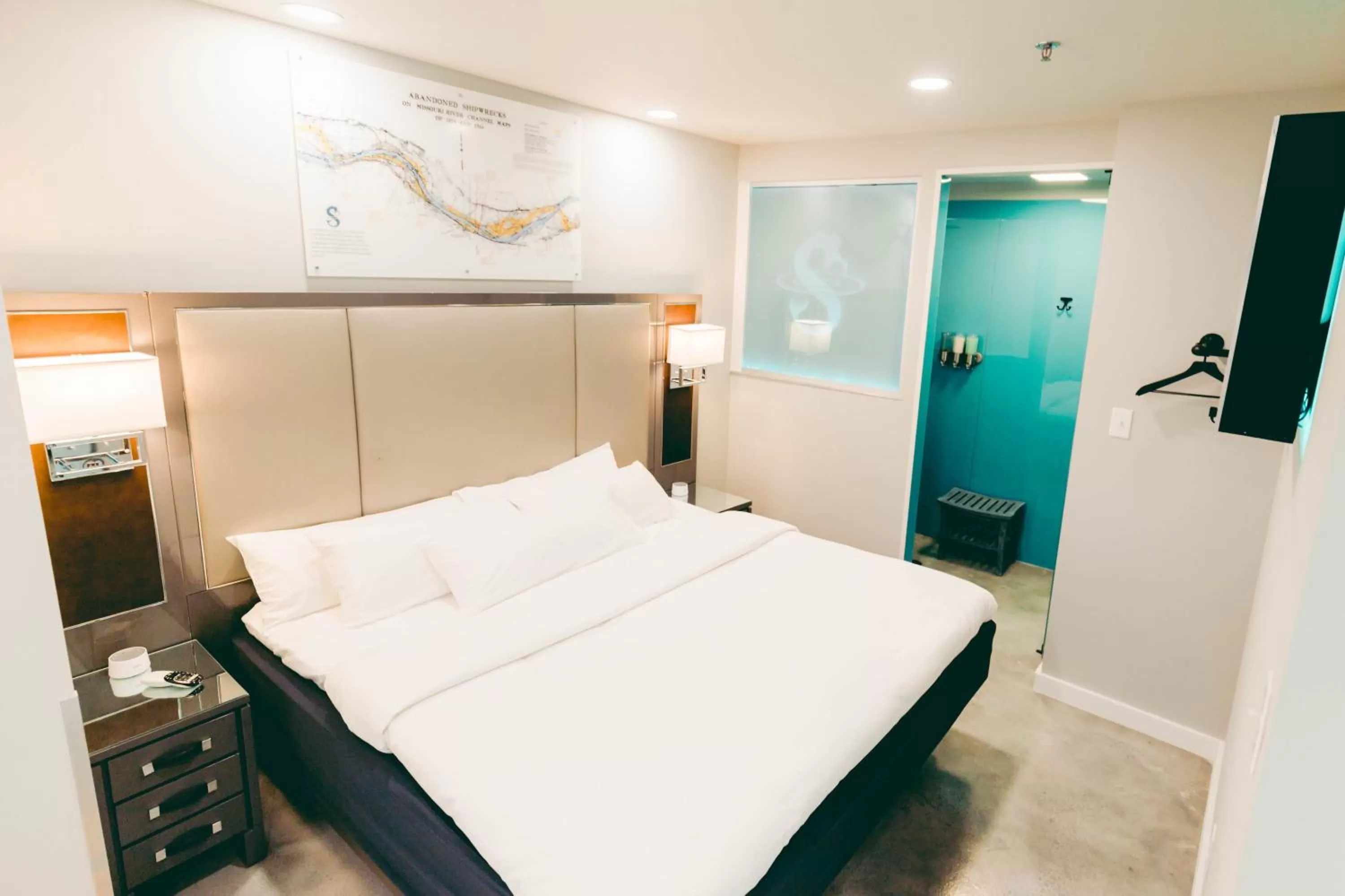 Bed in River Sirens Hotel-Contactless Check in Hotel