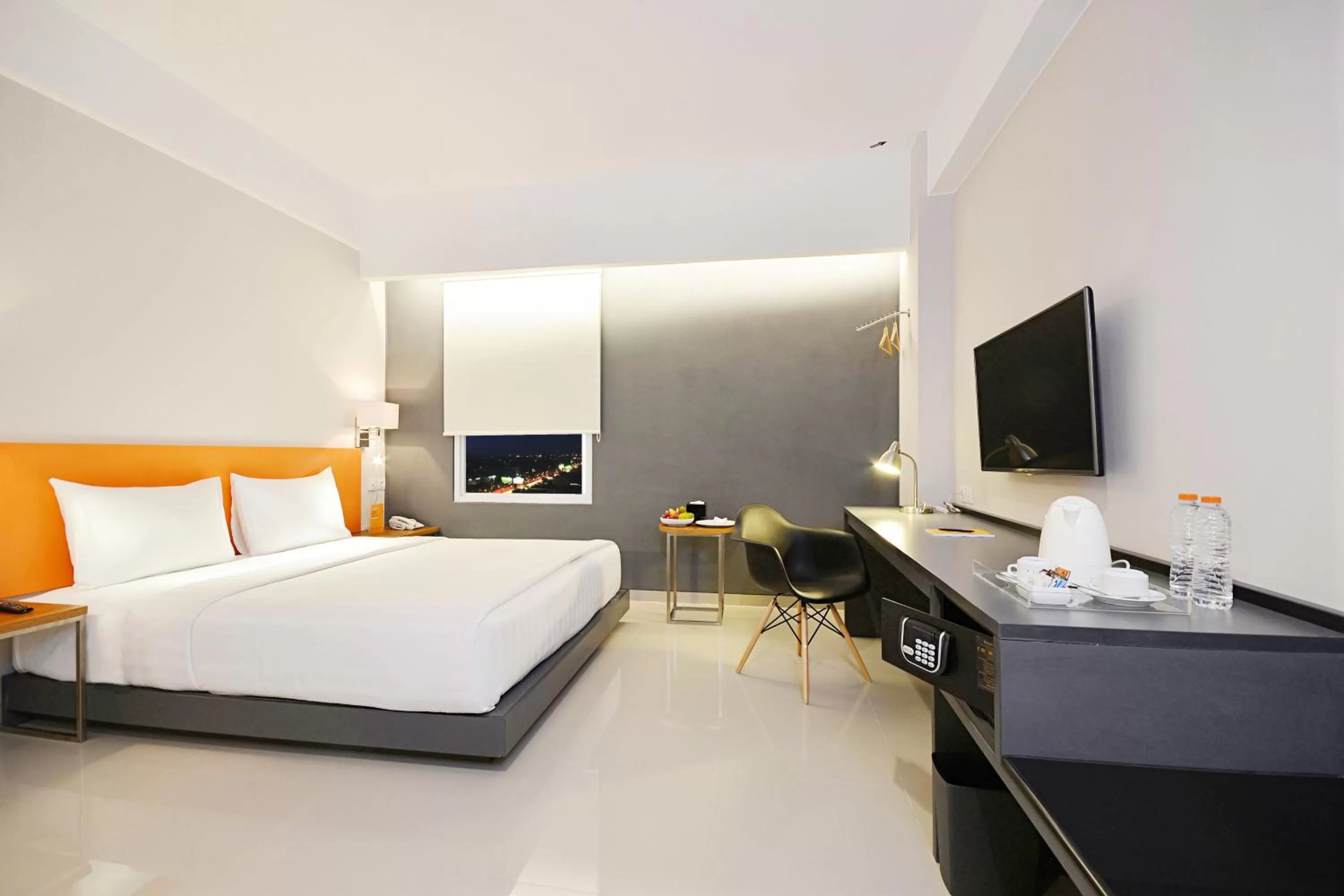 Photo of the whole room, Bed in TreePark Banjarmasin