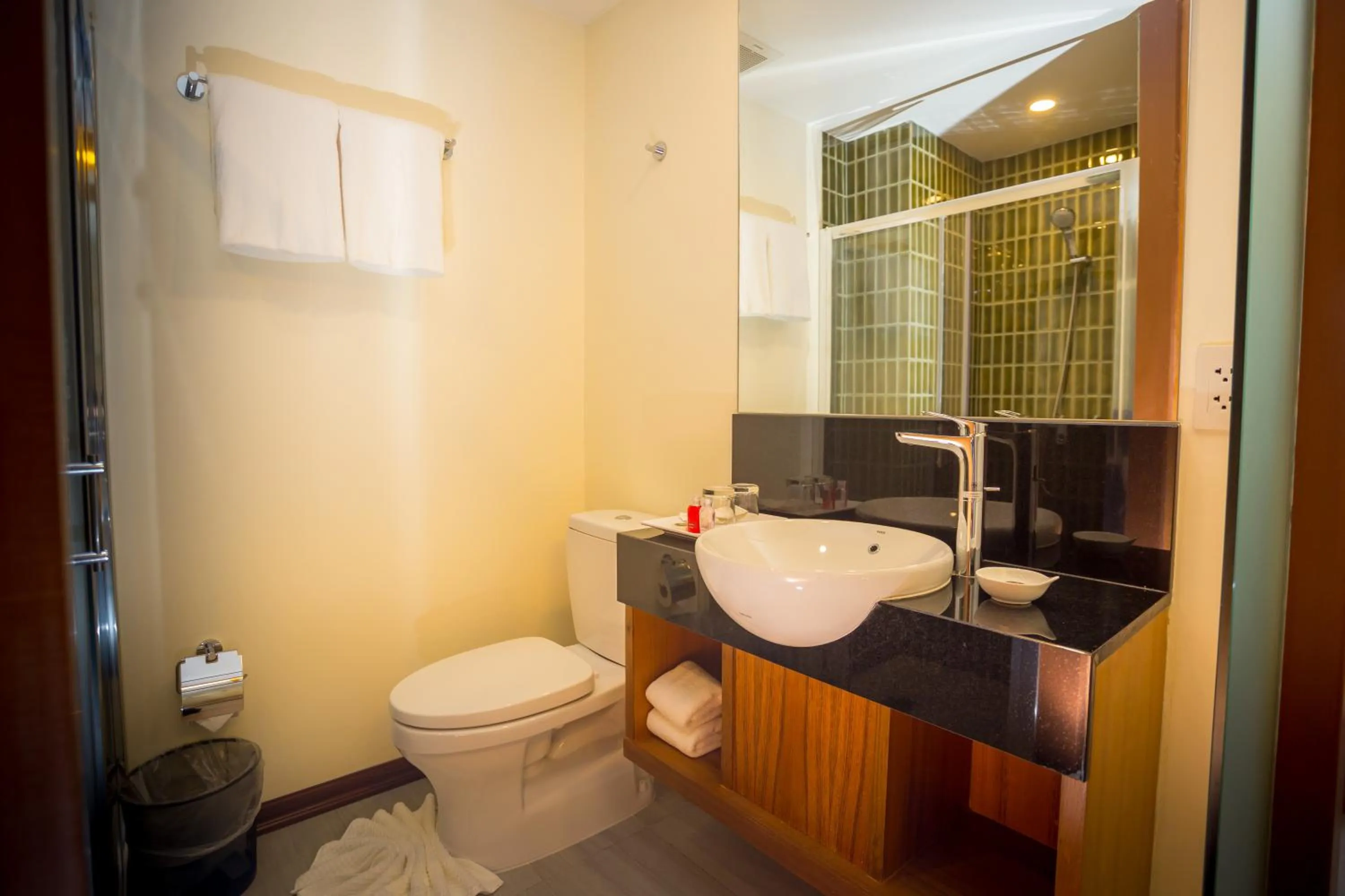 Shower in The Signature Hotel @ Thapae