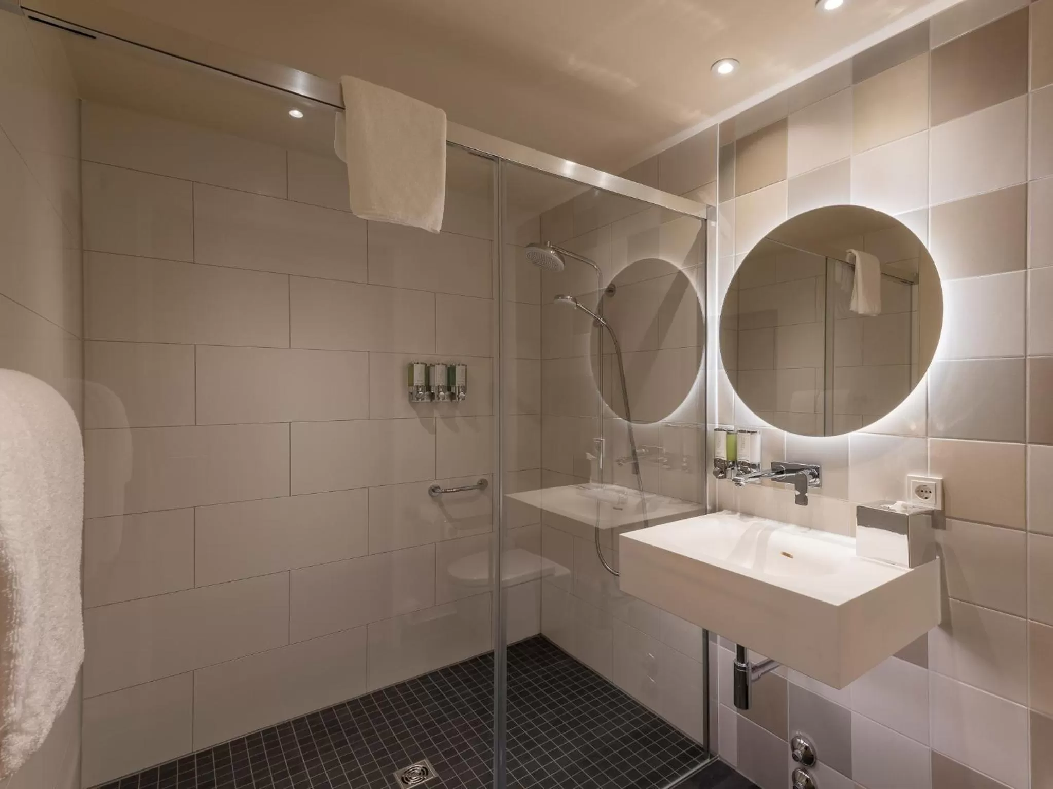 Bathroom in Hampton By Hilton Munich City North