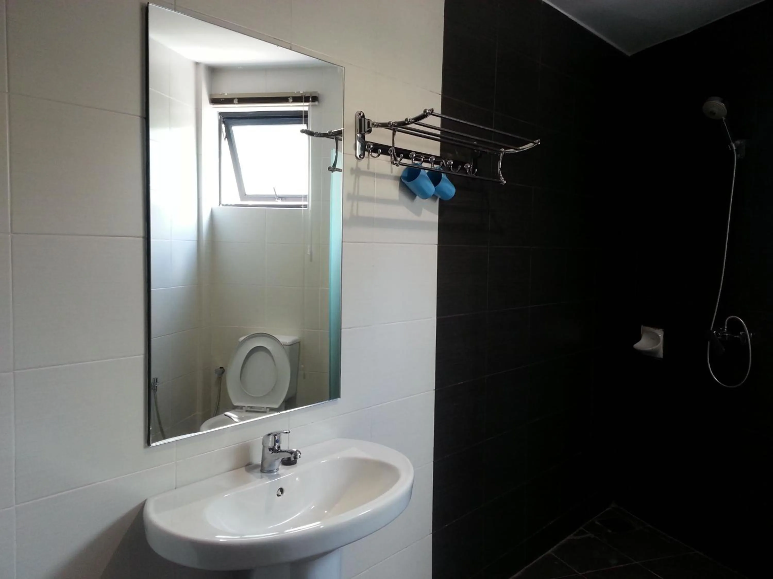 Shower in Padungan Hotel