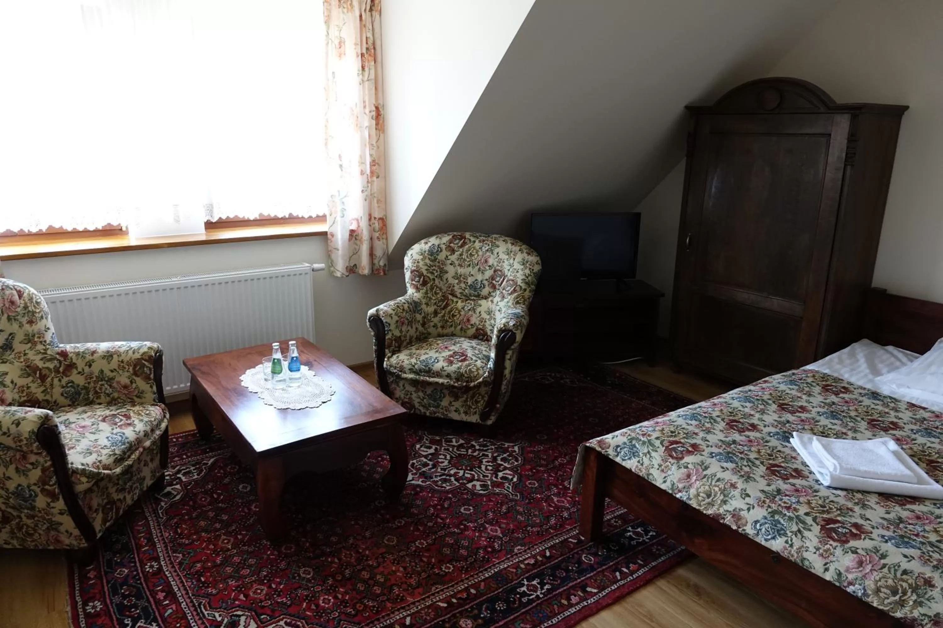 Bed in Gościniec Dworski w Ropie - Pokoje gościnne