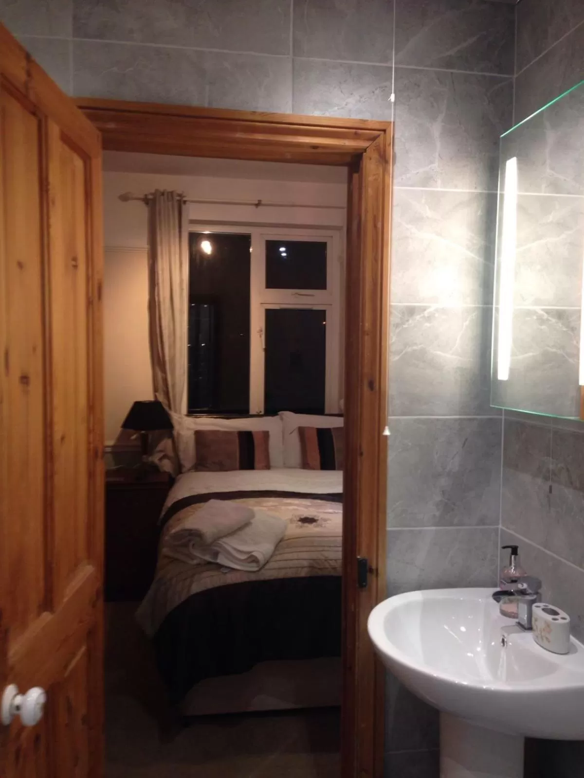 Bed in Alma Lodge Guest House