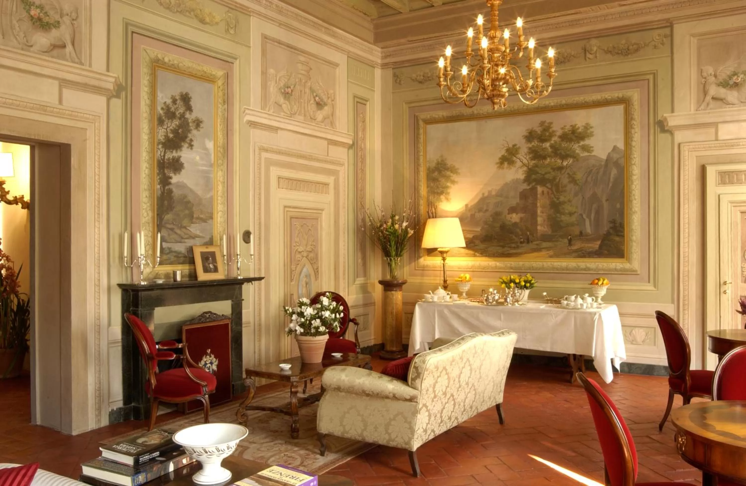 Communal lounge/ TV room in Palazzo Niccolini al Duomo Residenza D'Epoca