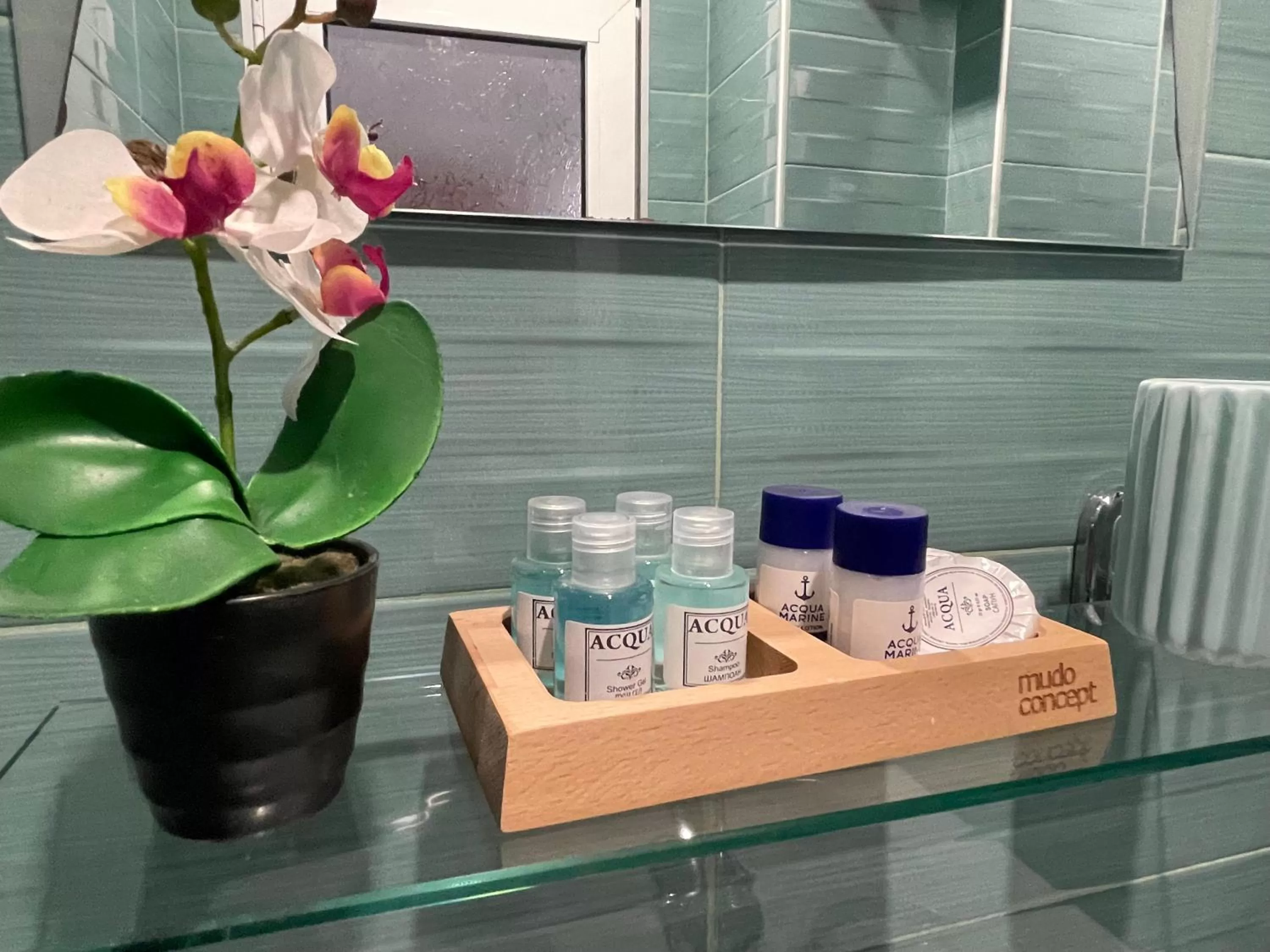 Shower in White Rose Guest Rooms