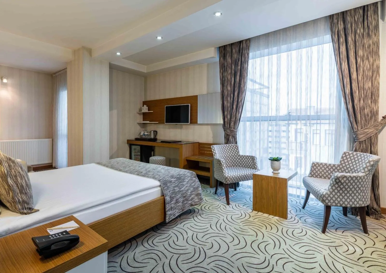 Photo of the whole room, Bed in Dies Hotel