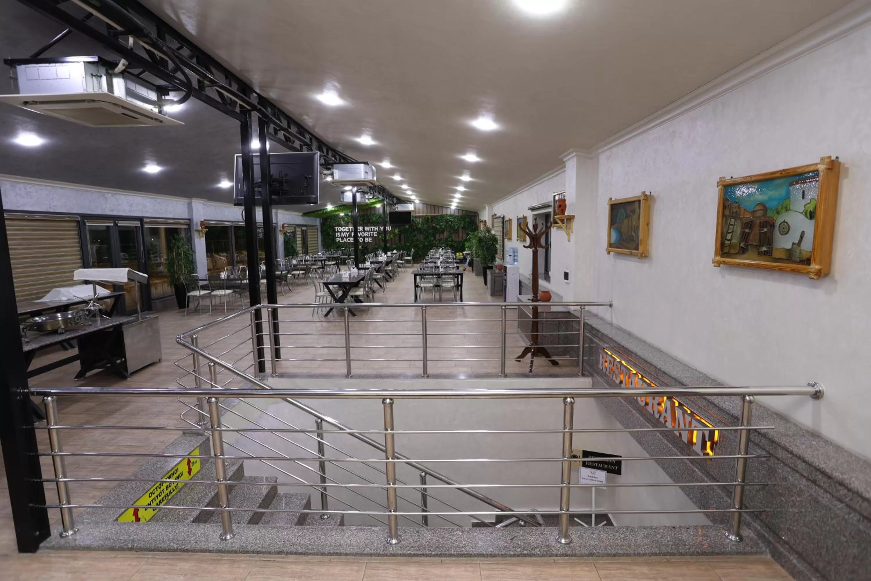 Restaurant/places to eat in CHlNOR HOTEL