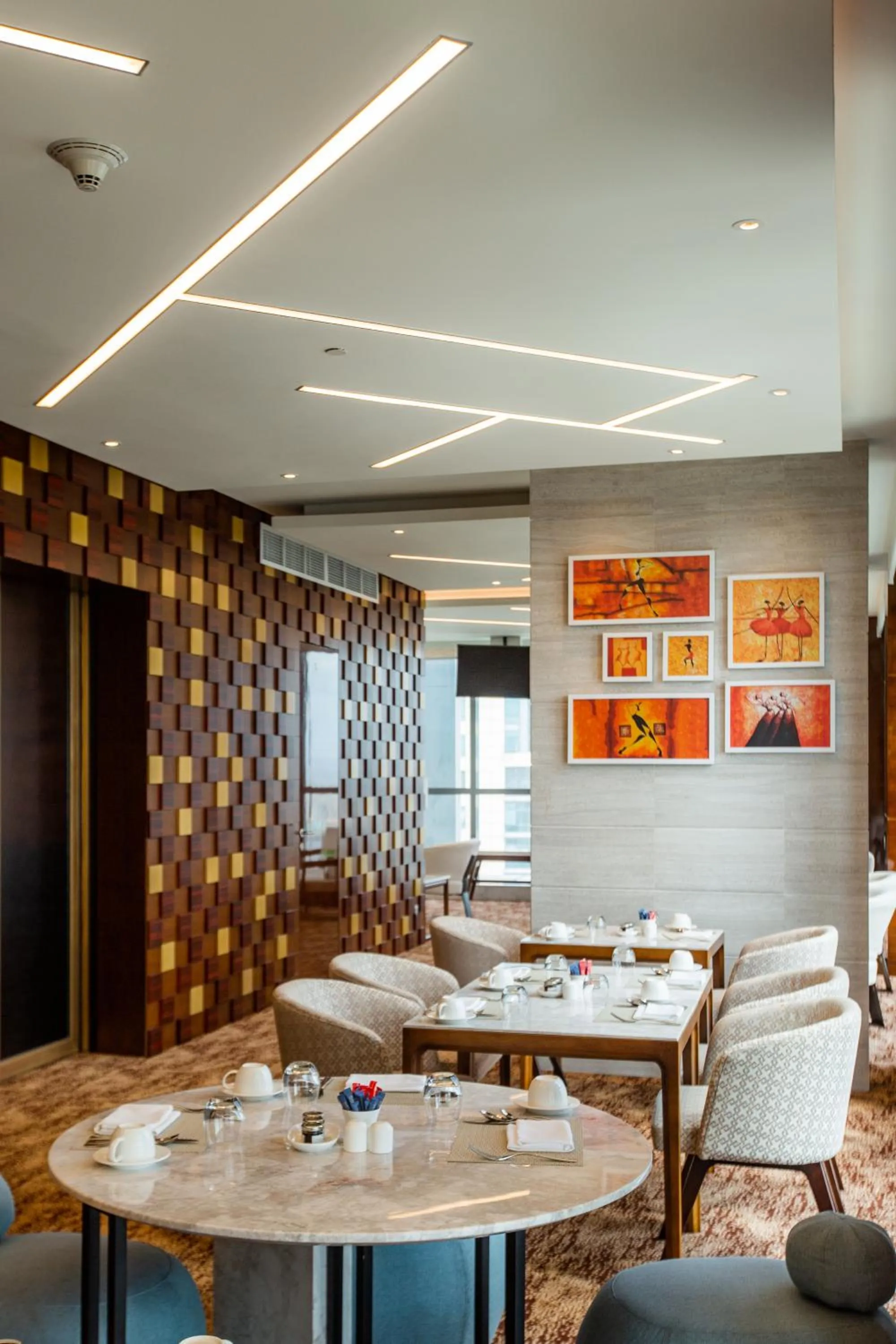 Restaurant/places to eat in Johari Rotana
