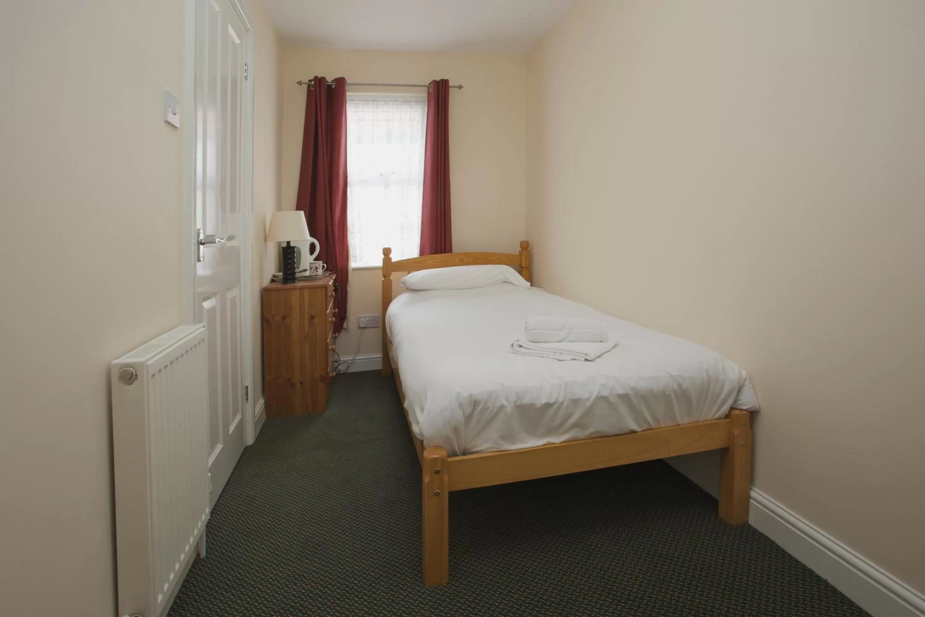 Bedroom, Bed in All Seasons Lodge Hotel