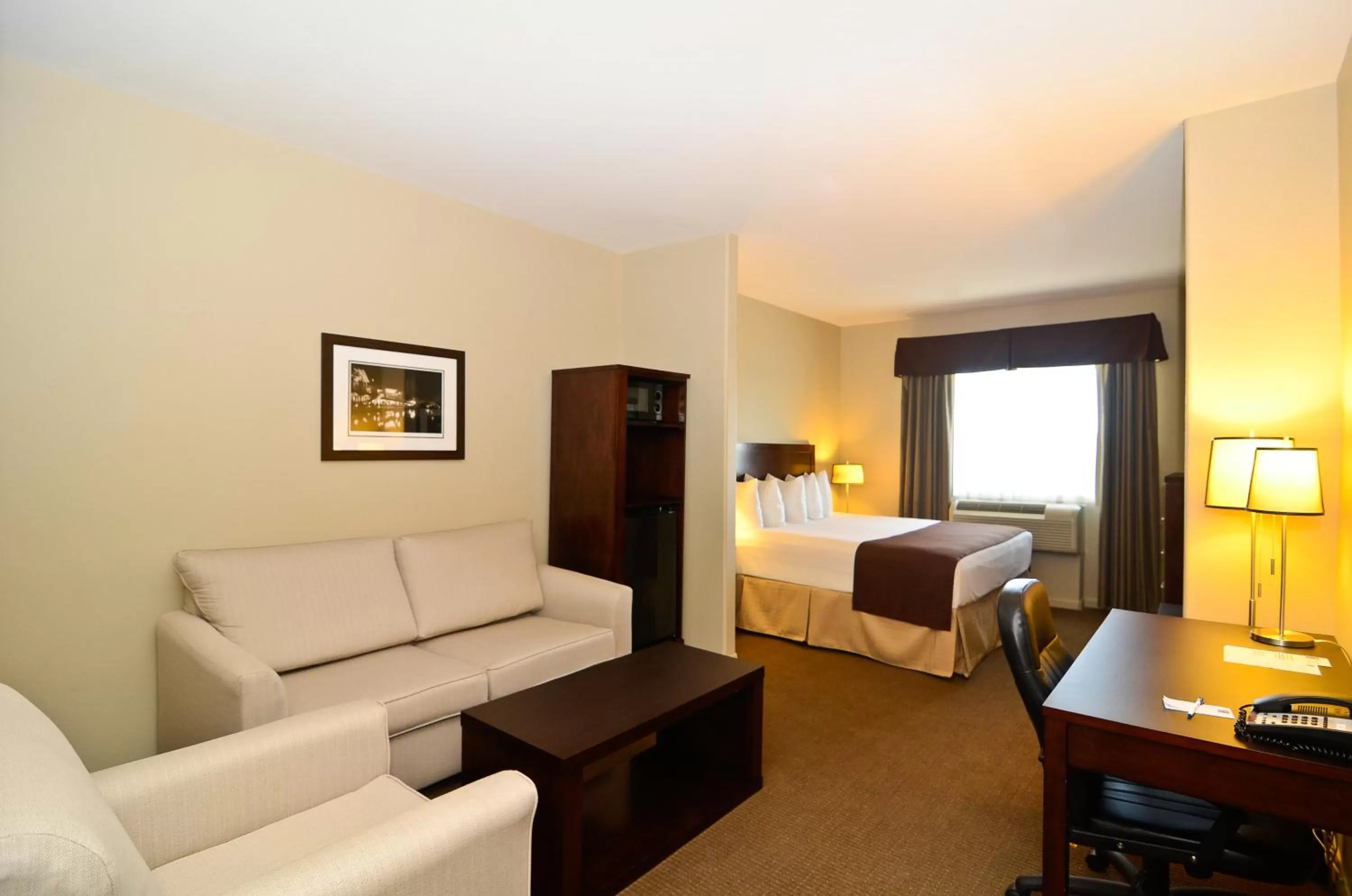 Day, Bed in Baymont by Wyndham Columbus