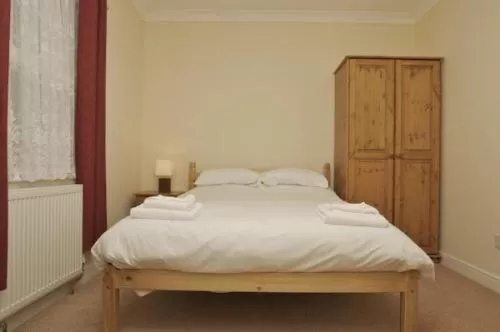 Bedroom, Bed in All Seasons Lodge Hotel