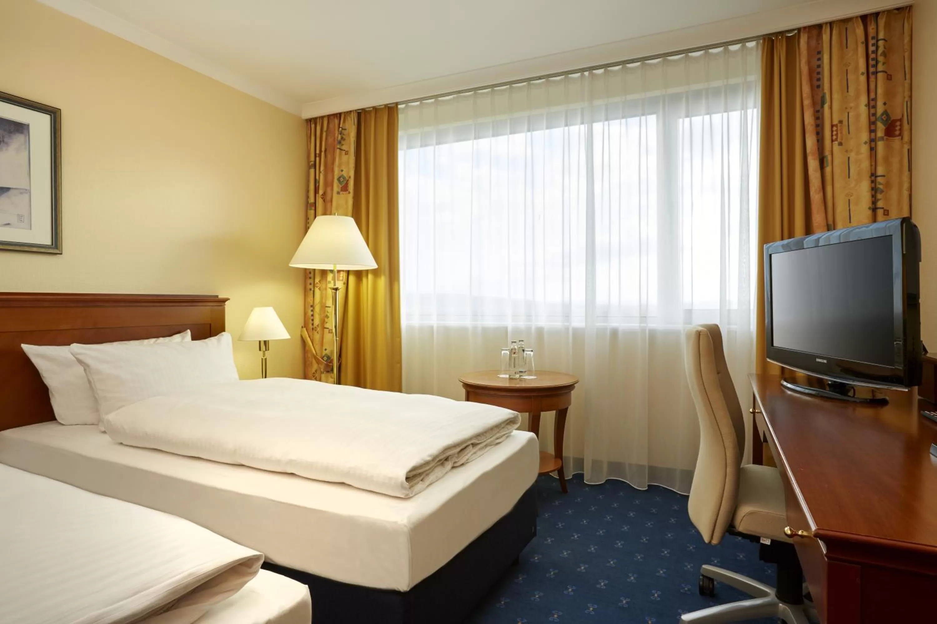 Photo of the whole room, Bed in H4 Hotel Kassel City, Trademark Collection by Wyndham