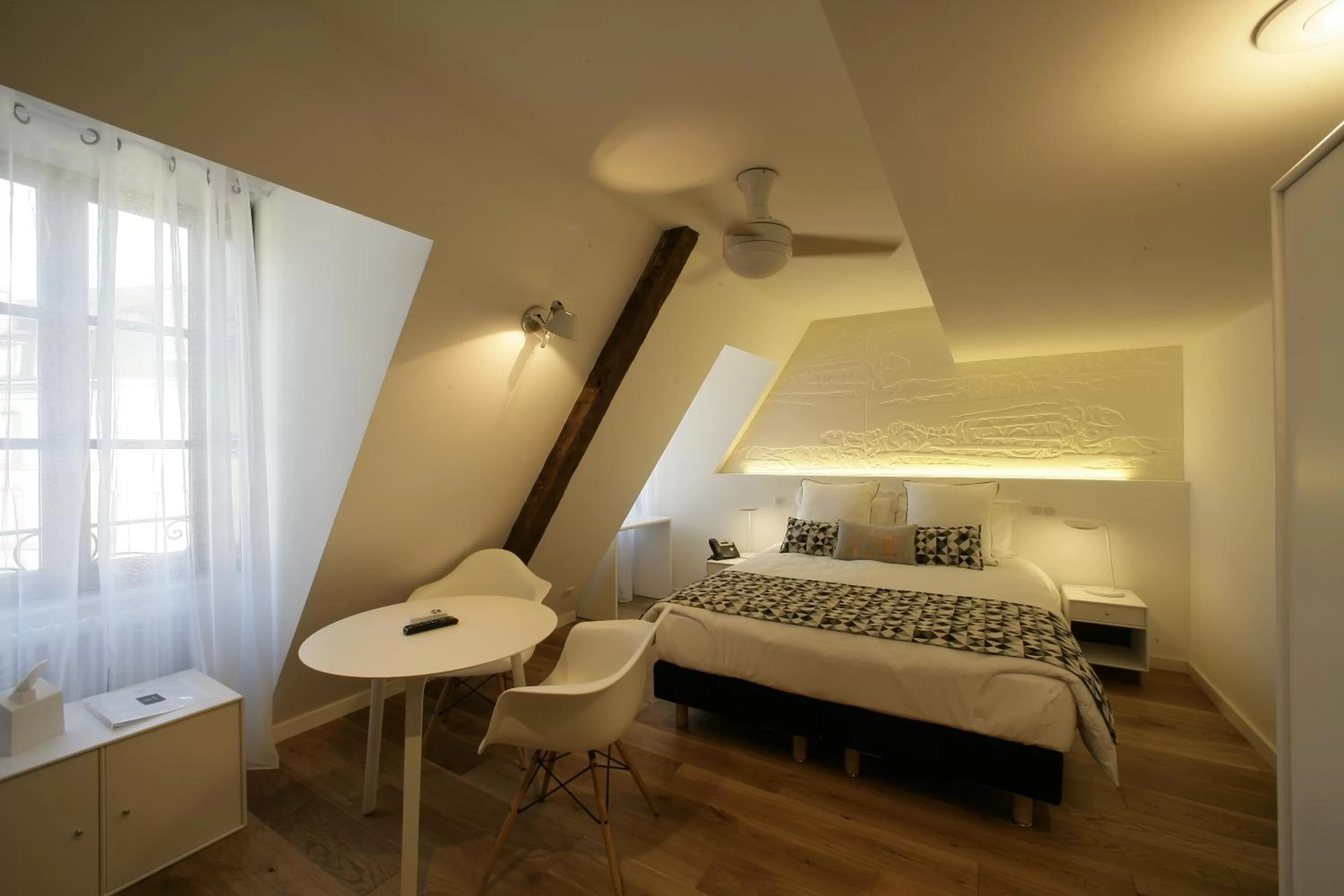 Dining area, Bed in Les Maisons du Pont - Charme & Caractère