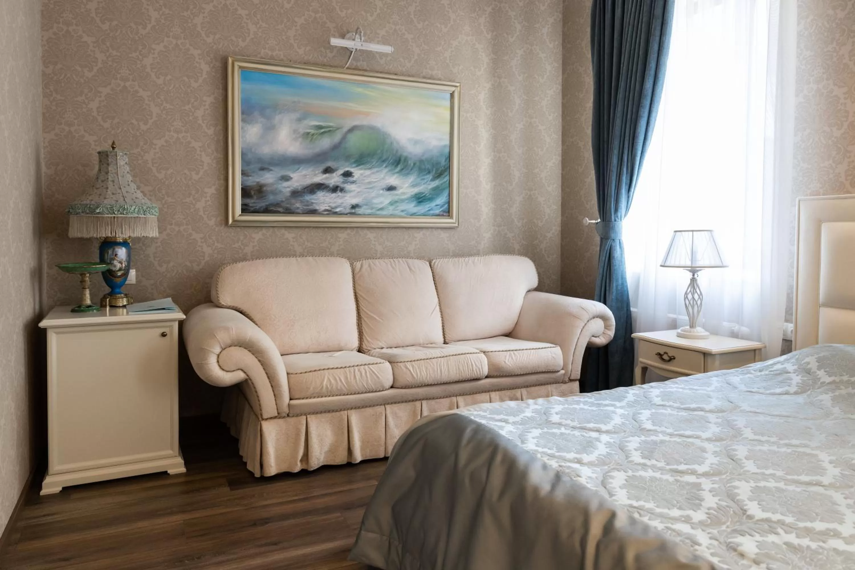 Photo of the whole room, Bed in Hotel "Mandarin Clubhouse"