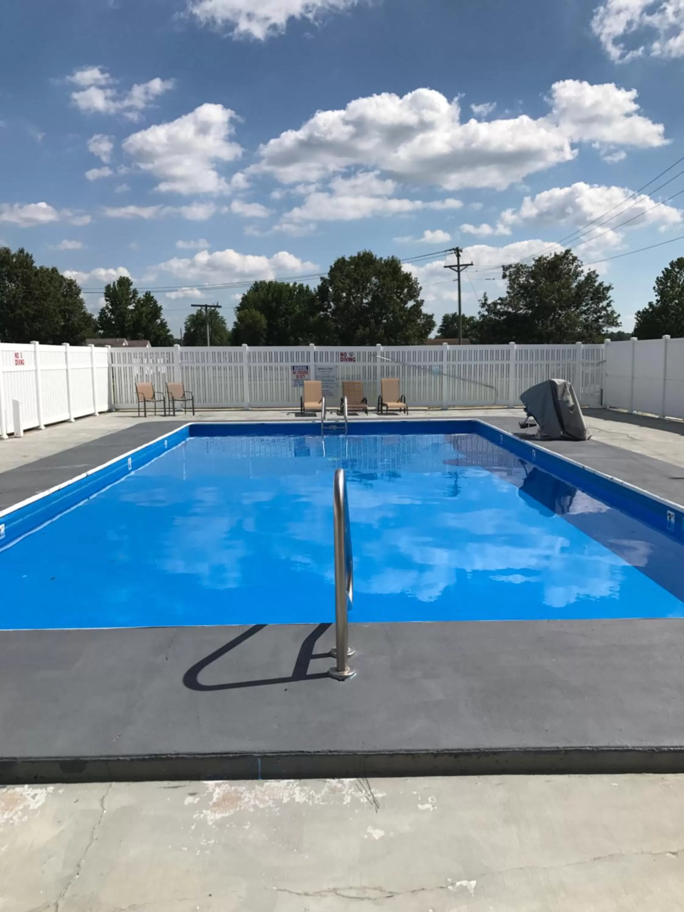 Swimming pool in Dexter Inn