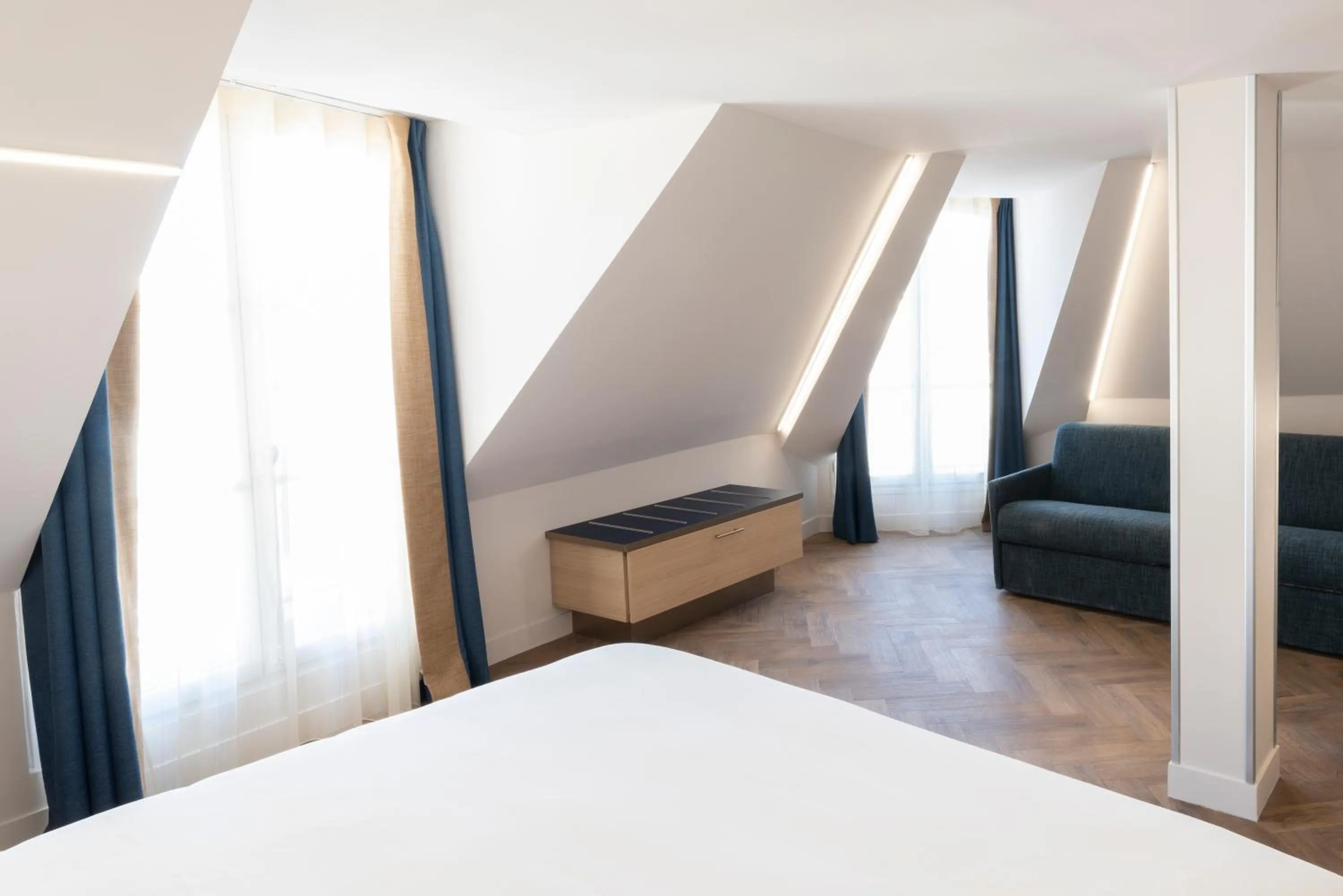 Family, Bed in Mercure Paris Opera Lafayette