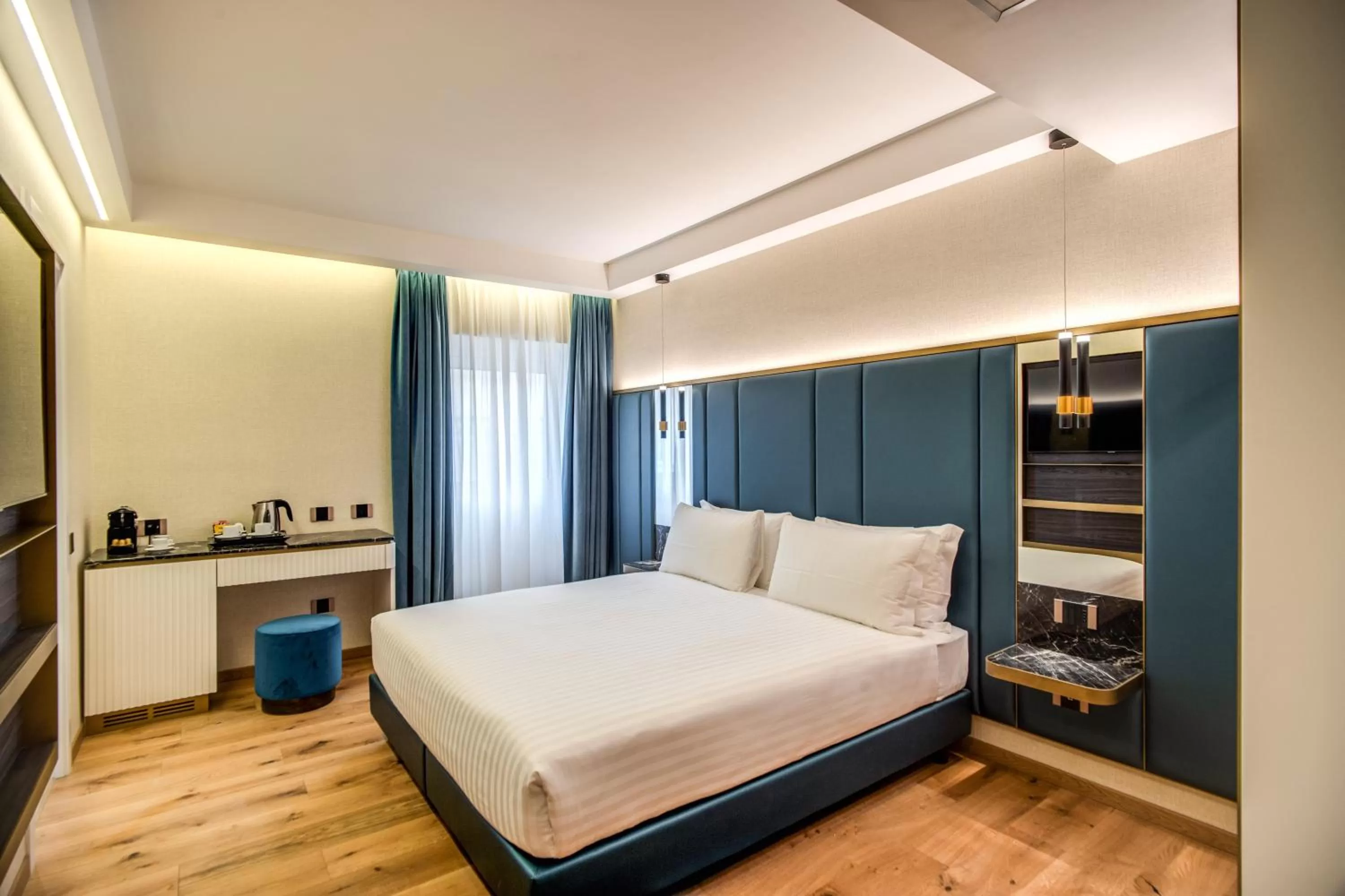 Photo of the whole room, Bed in CC Palace Hotel