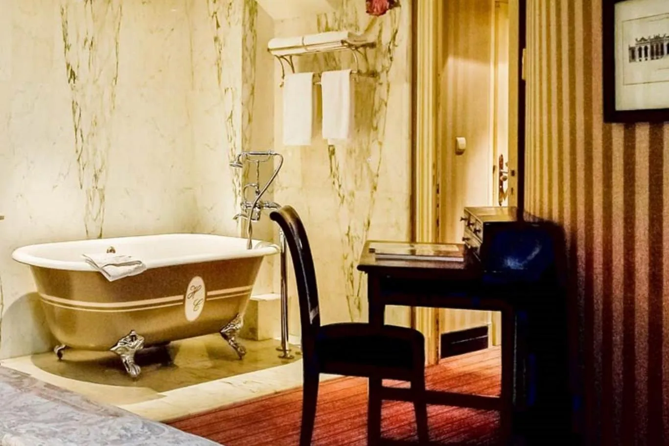 Bathroom in Hôtel du Romancier