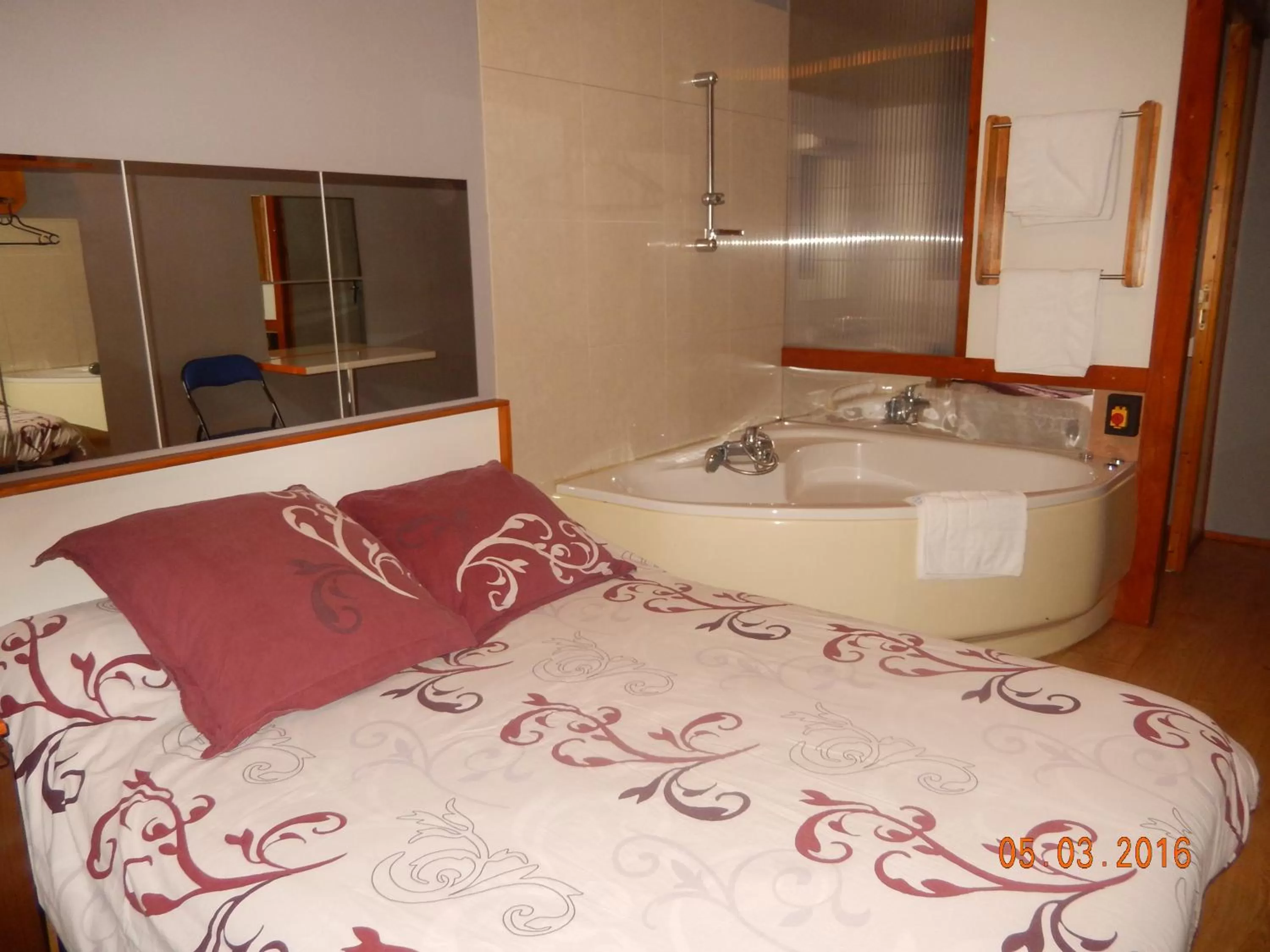 Hot Tub, Bed in Hôtel Eco Logis Espace Bellevue