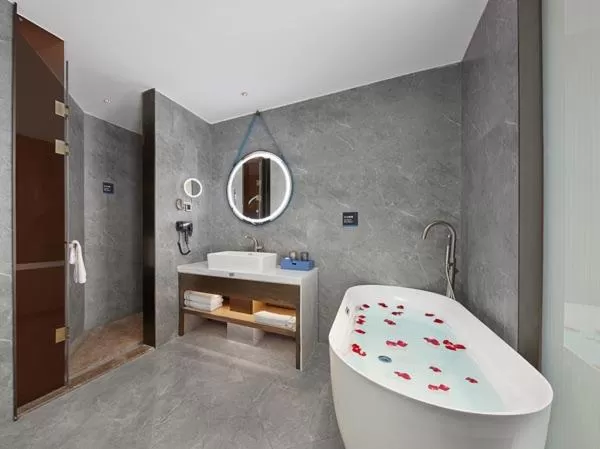 Bath, Bed in Fengyue Light Shang Hotel Guangzhou Baiyun Airport Store