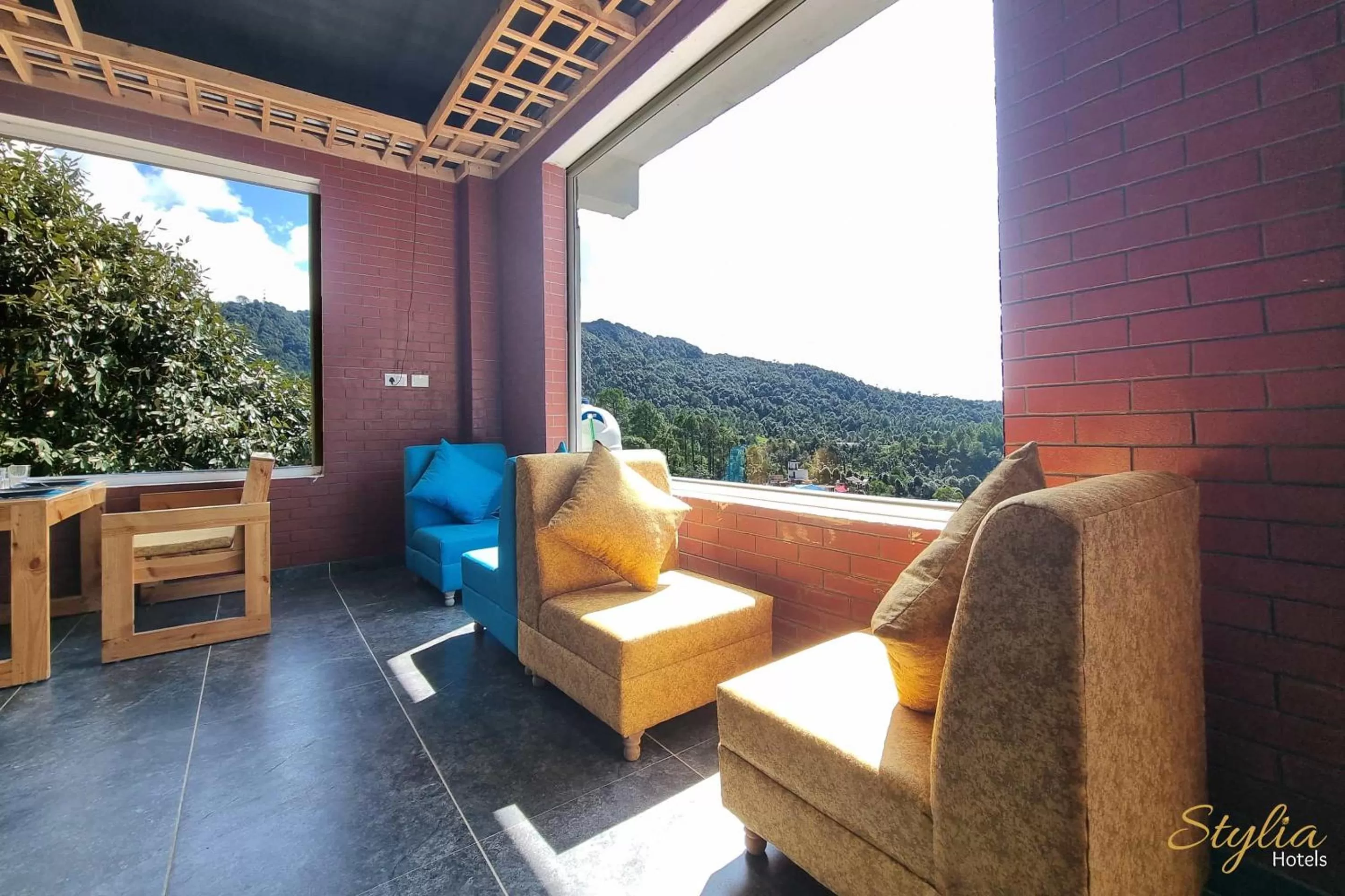 Restaurant/places to eat in Moon Glade By Stylia Hotels