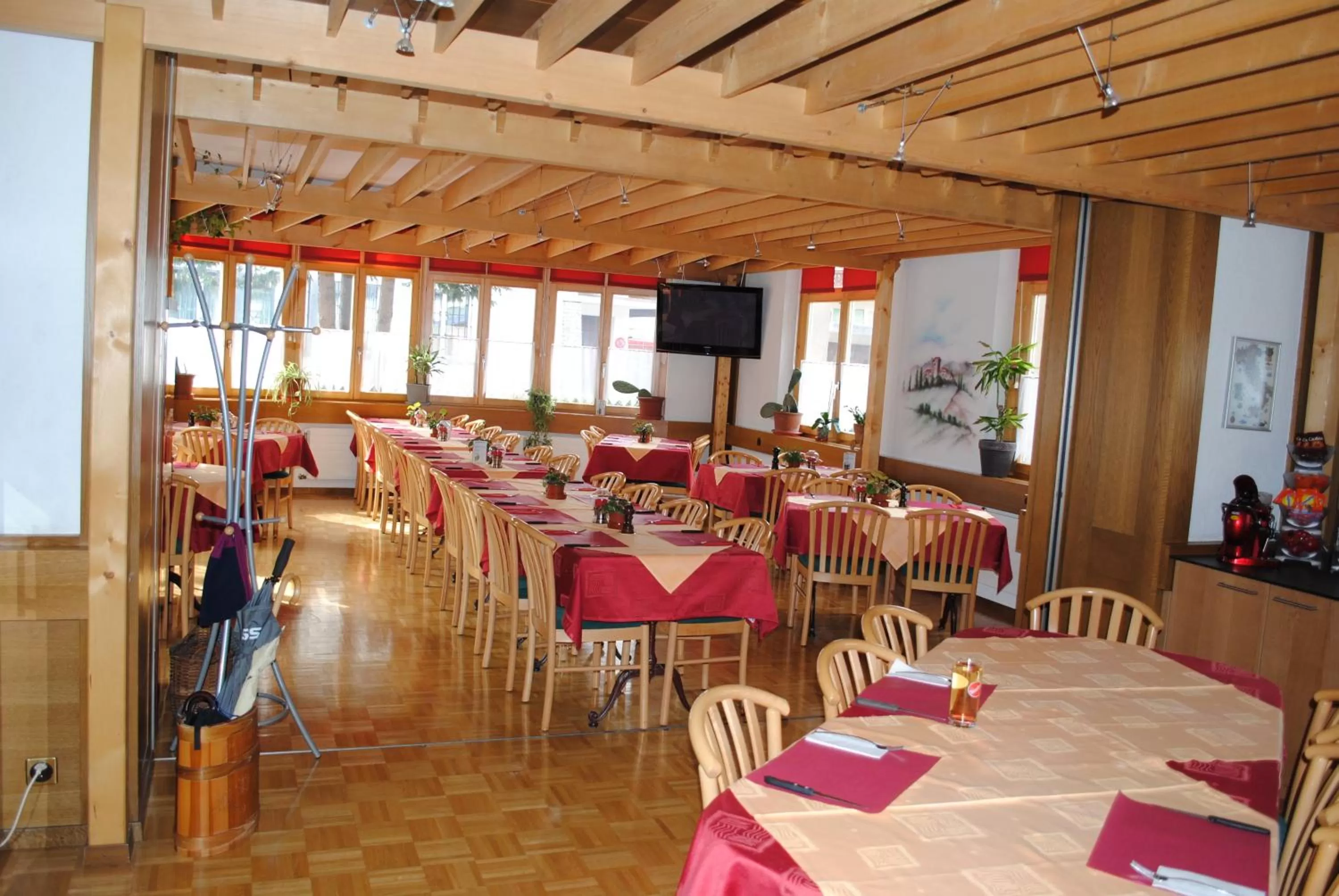 Restaurant/places to eat in Post Hotel Vista