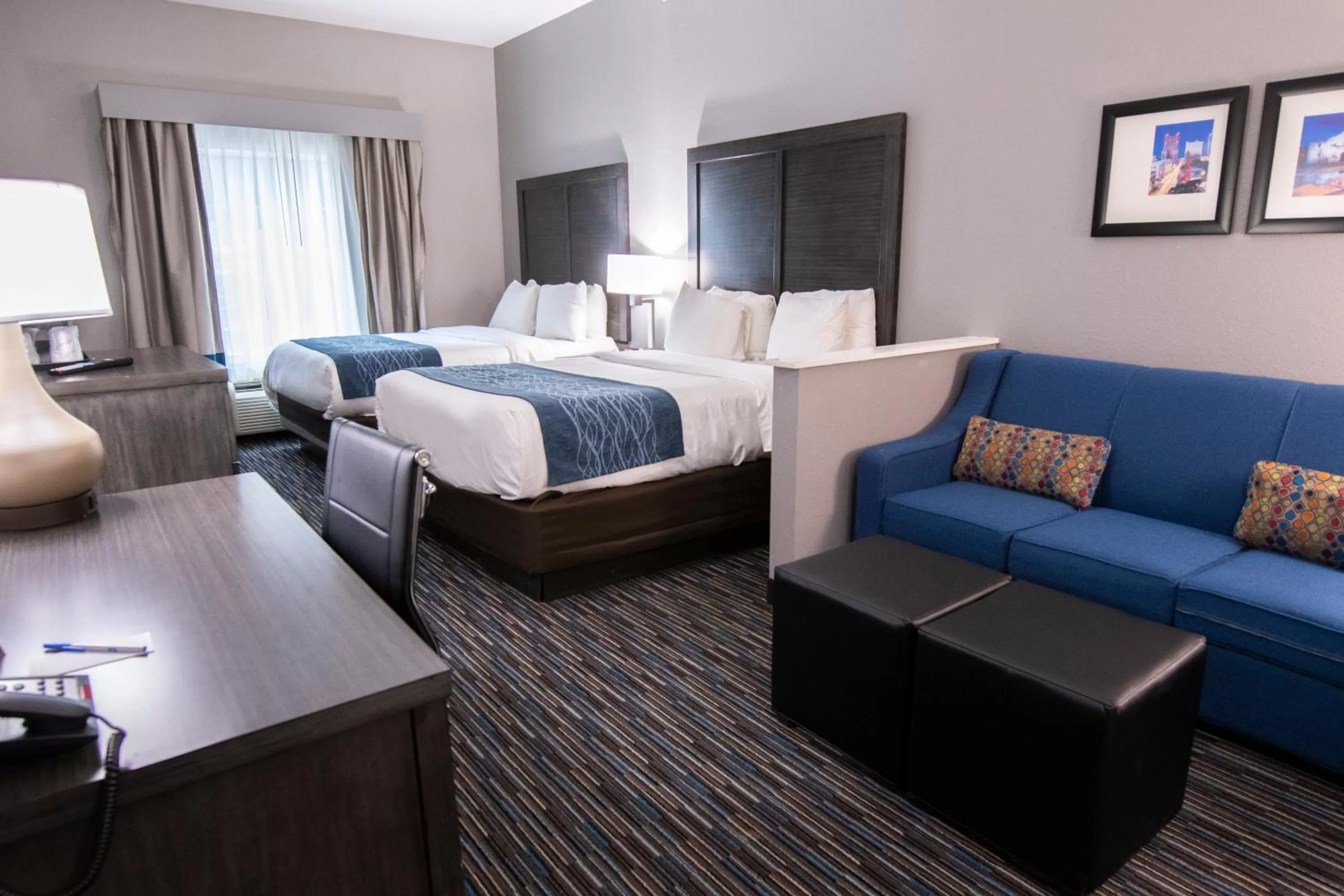 Photo of the whole room, Bed in Comfort Inn & Suites Near Medical Center