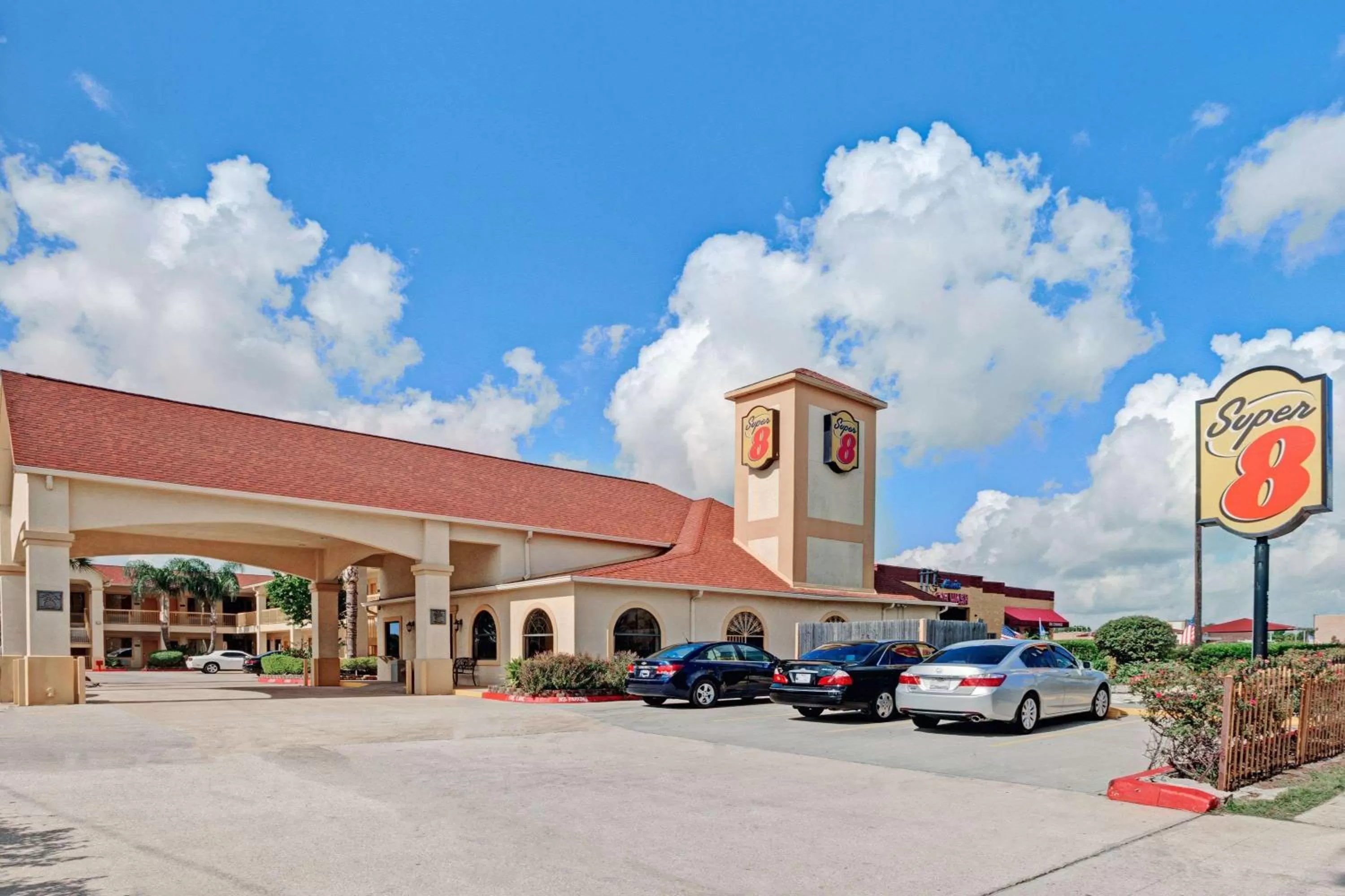 Property building in Super 8 by Wyndham Houston Hobby Airport South