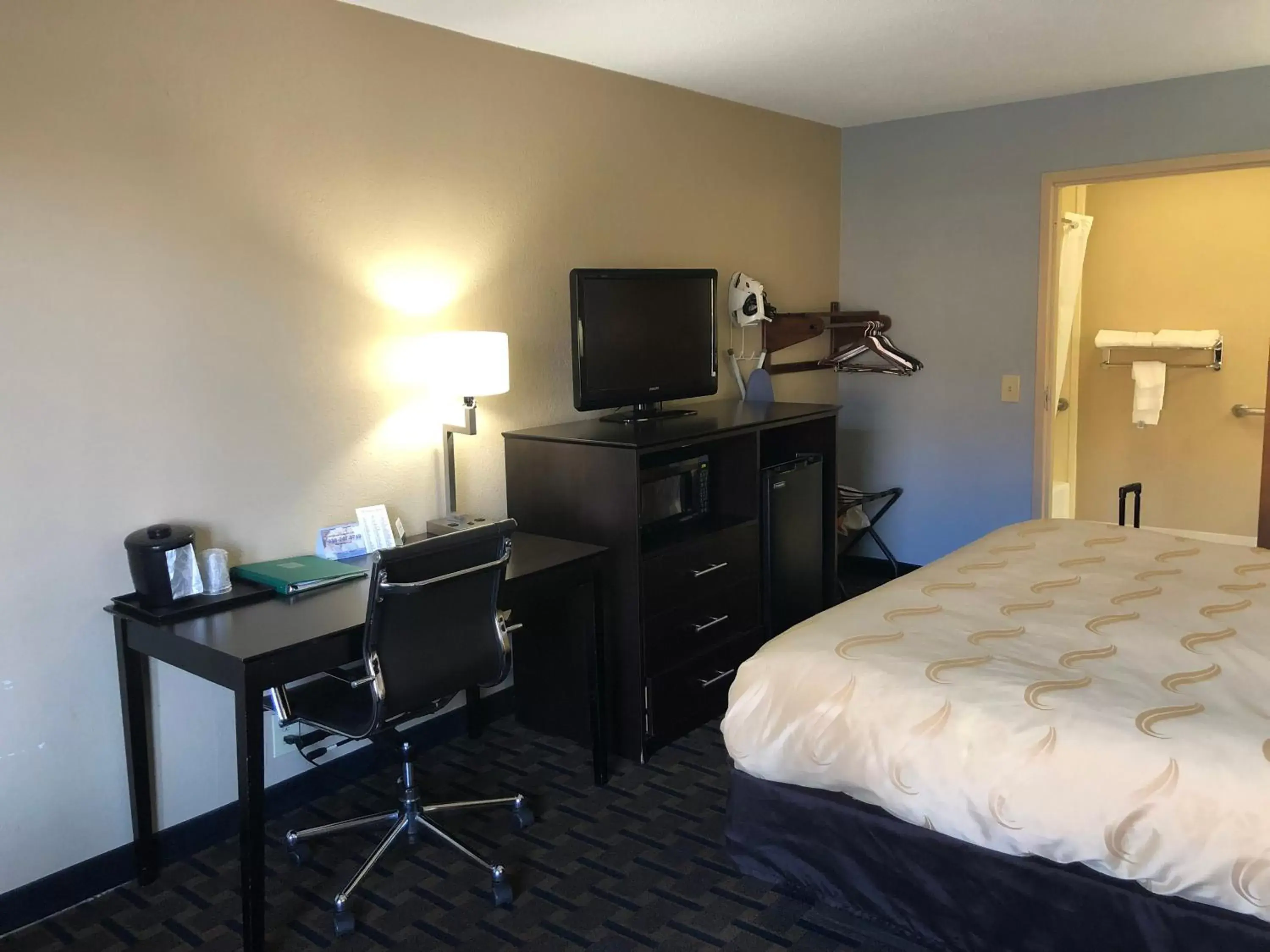 King Room - Accessible/Smoking in Quality Inn Clinton - Laurens I-26 King Room - Accessible/Smoking in Quality Inn Clinton - Laurens I-26