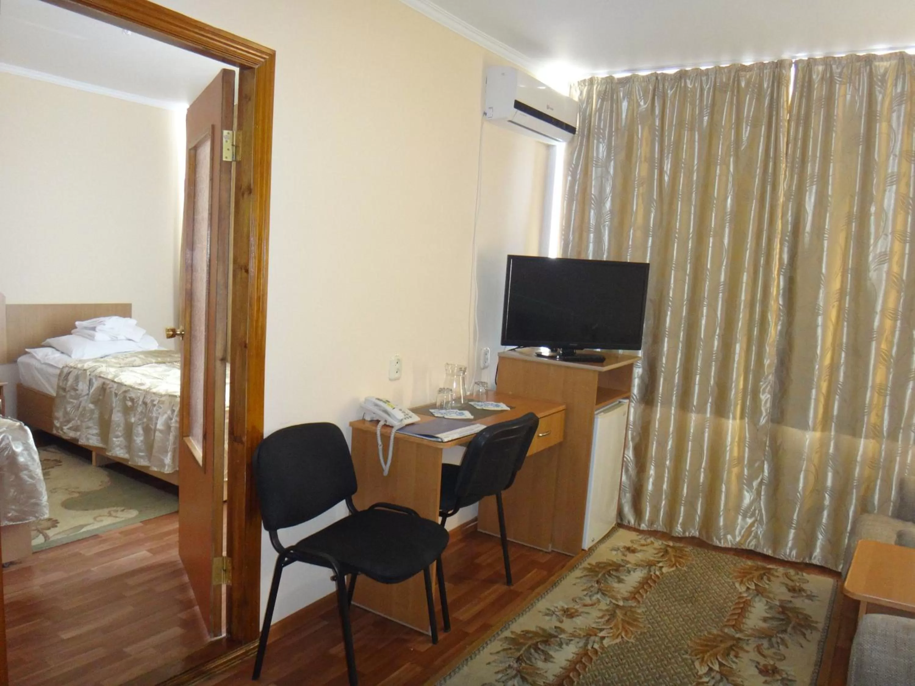 Living room, TV/Entertainment Center in Aktobe Hotel
