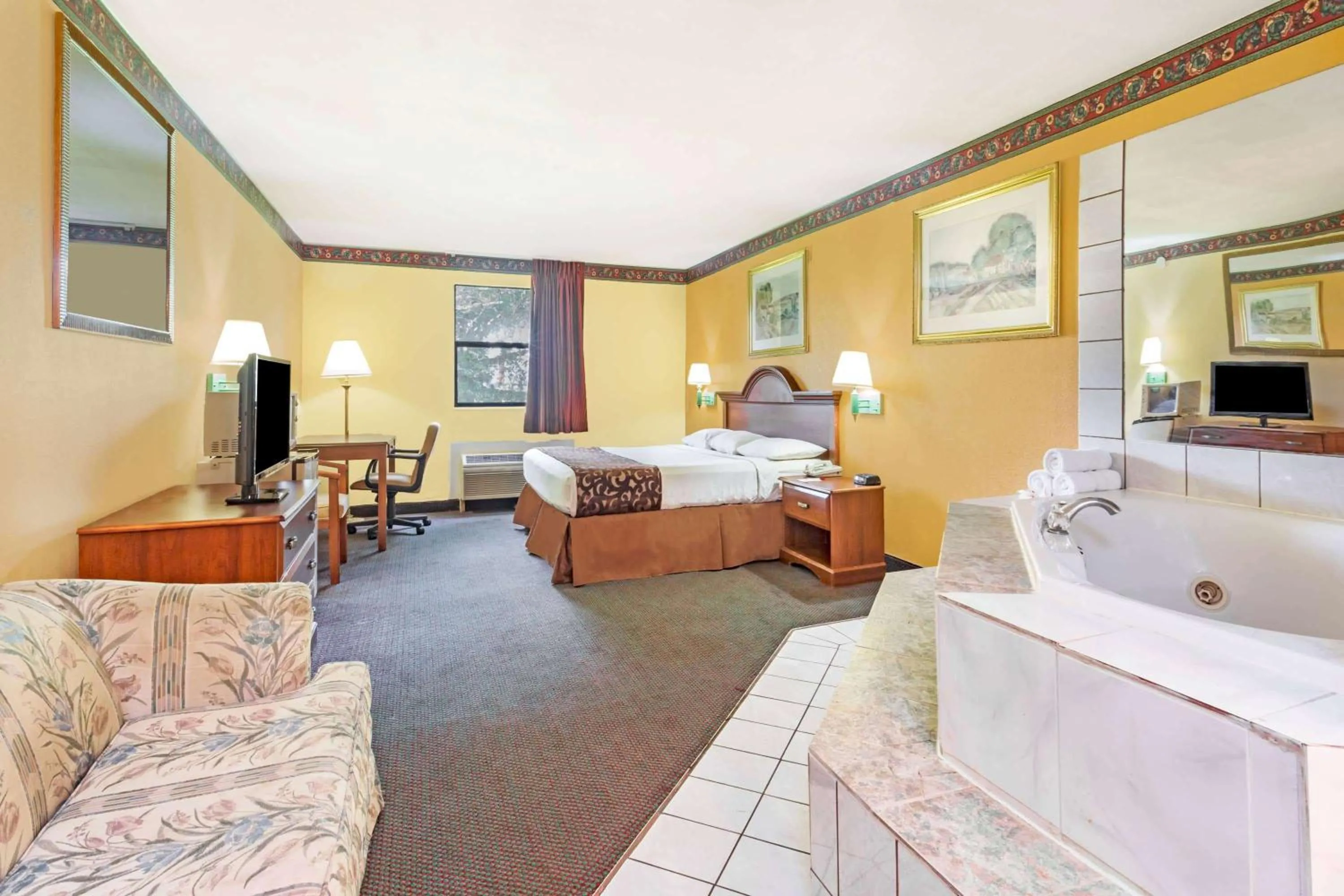 Photo of the whole room in Howard Johnson by Wyndham Lake City