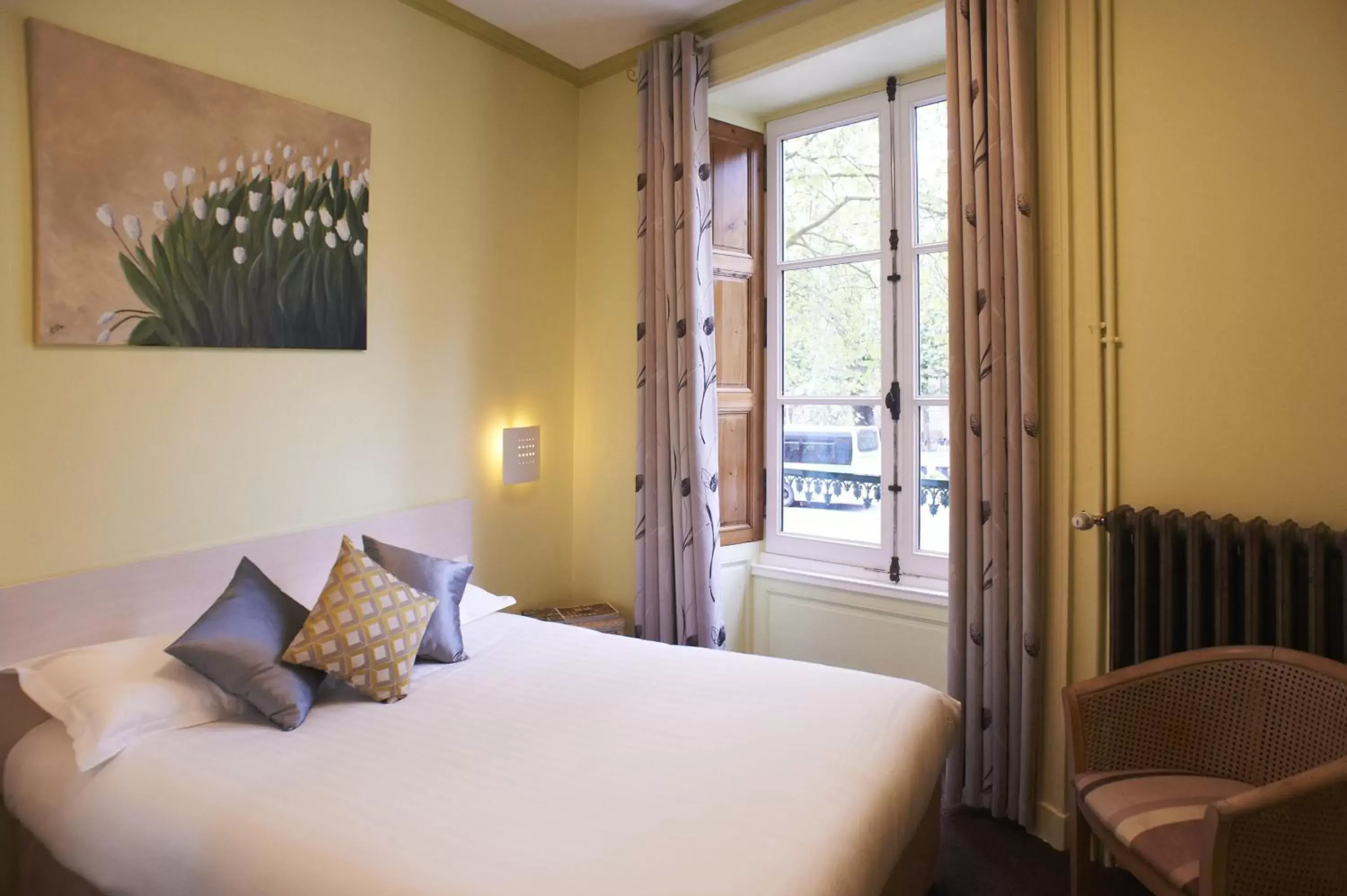 Double Room in Logis Hôtel Duquesne Double Room in Logis Hôtel Duquesne