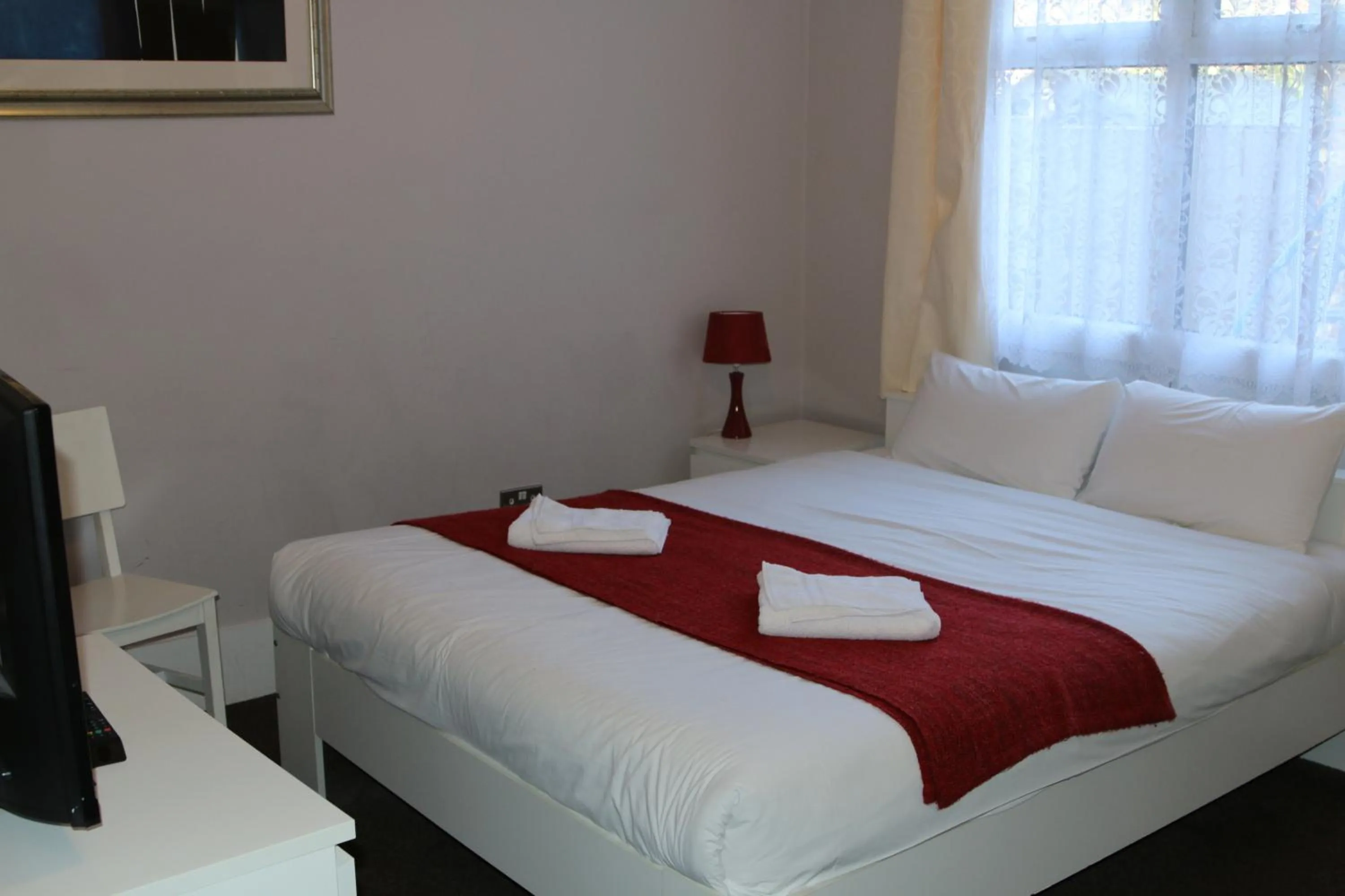 Photo of the whole room, Bed in Manor House London