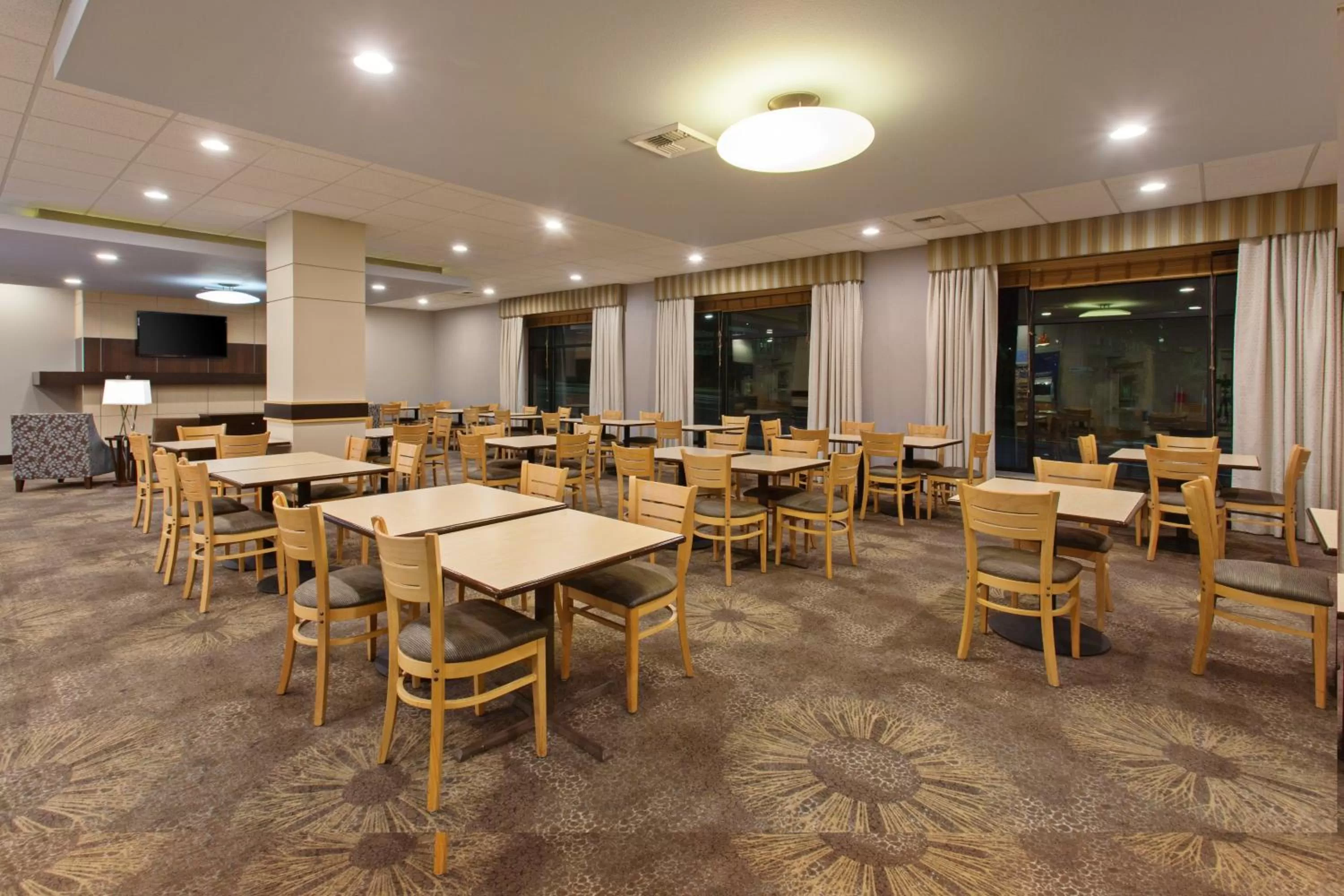 Breakfast, Restaurant/Places to Eat in Holiday Inn Express & Suites Tacoma Downtown, an IHG Hotel