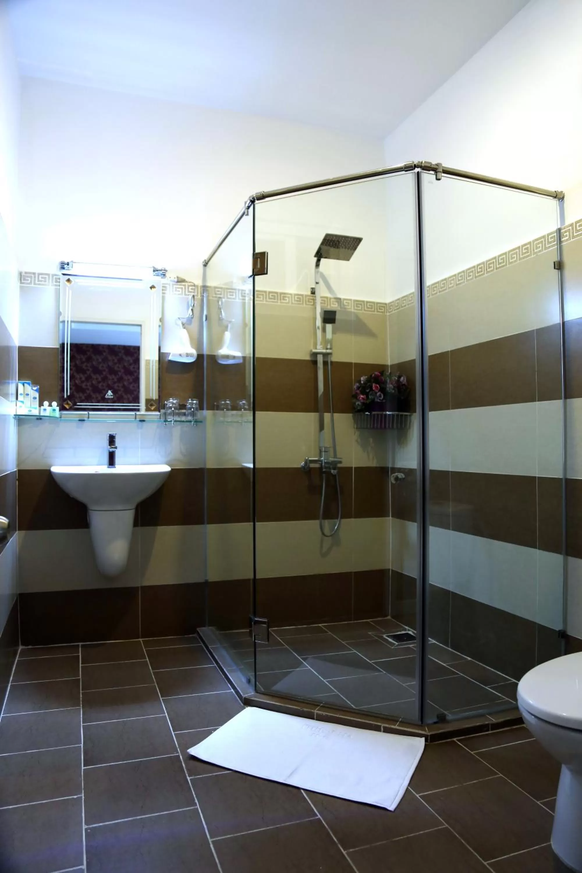 Shower in Thien Ha Hotel & Apartment